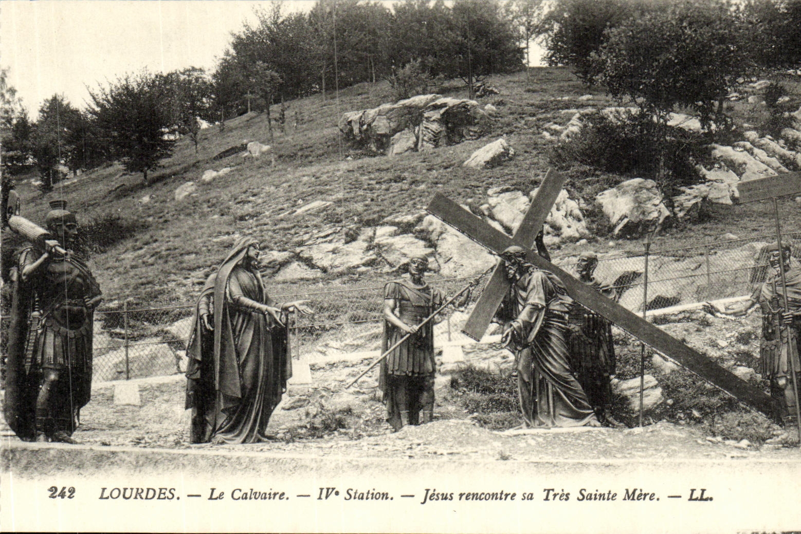 Lourdes — Le Calvaire — IVe Station — Jésus rencontre sa Très Sainte Mère — LL. — N° 242
