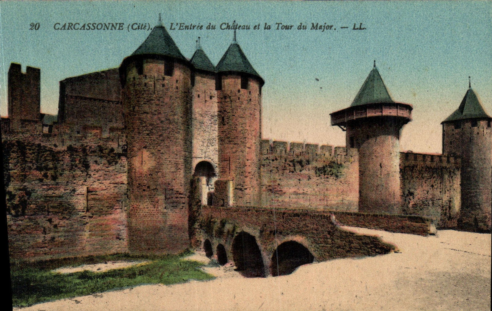 CPA Carcassonne L Entree du Chateau et la Tour du Major