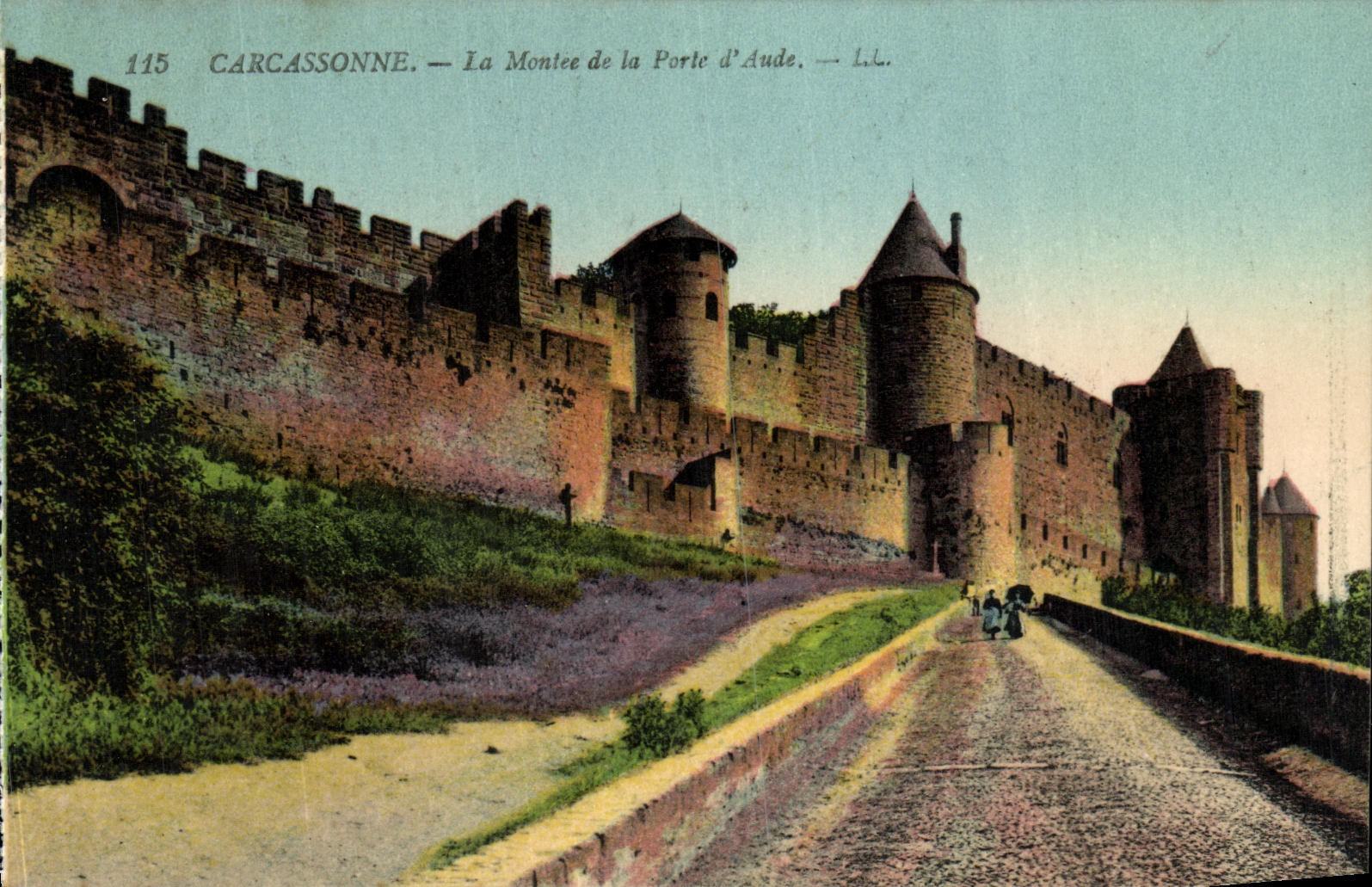 CPA Carcassonne La Montee de la Porte d Aude