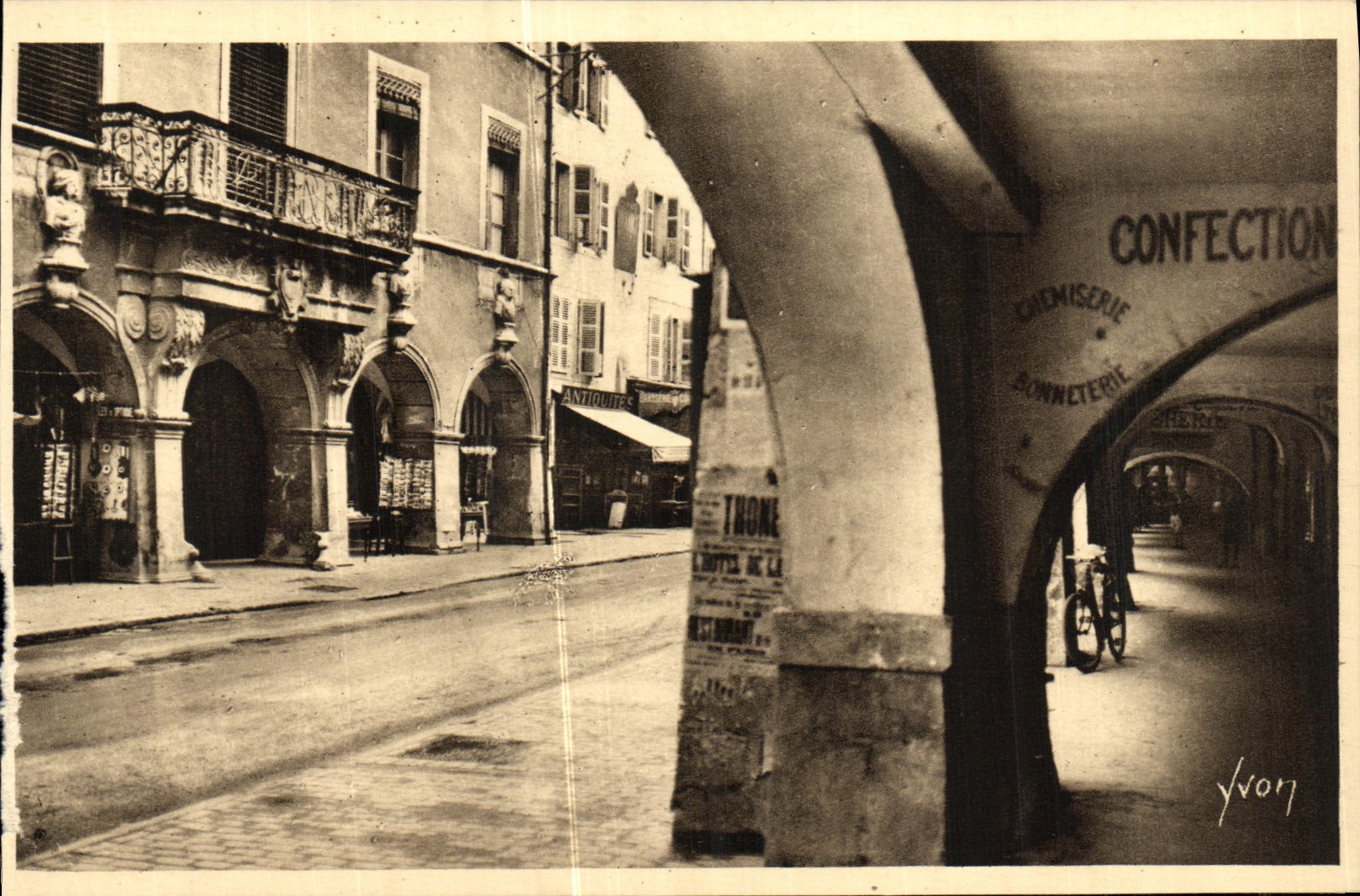 CPA Annecy Les Arcades de la Rue Royale