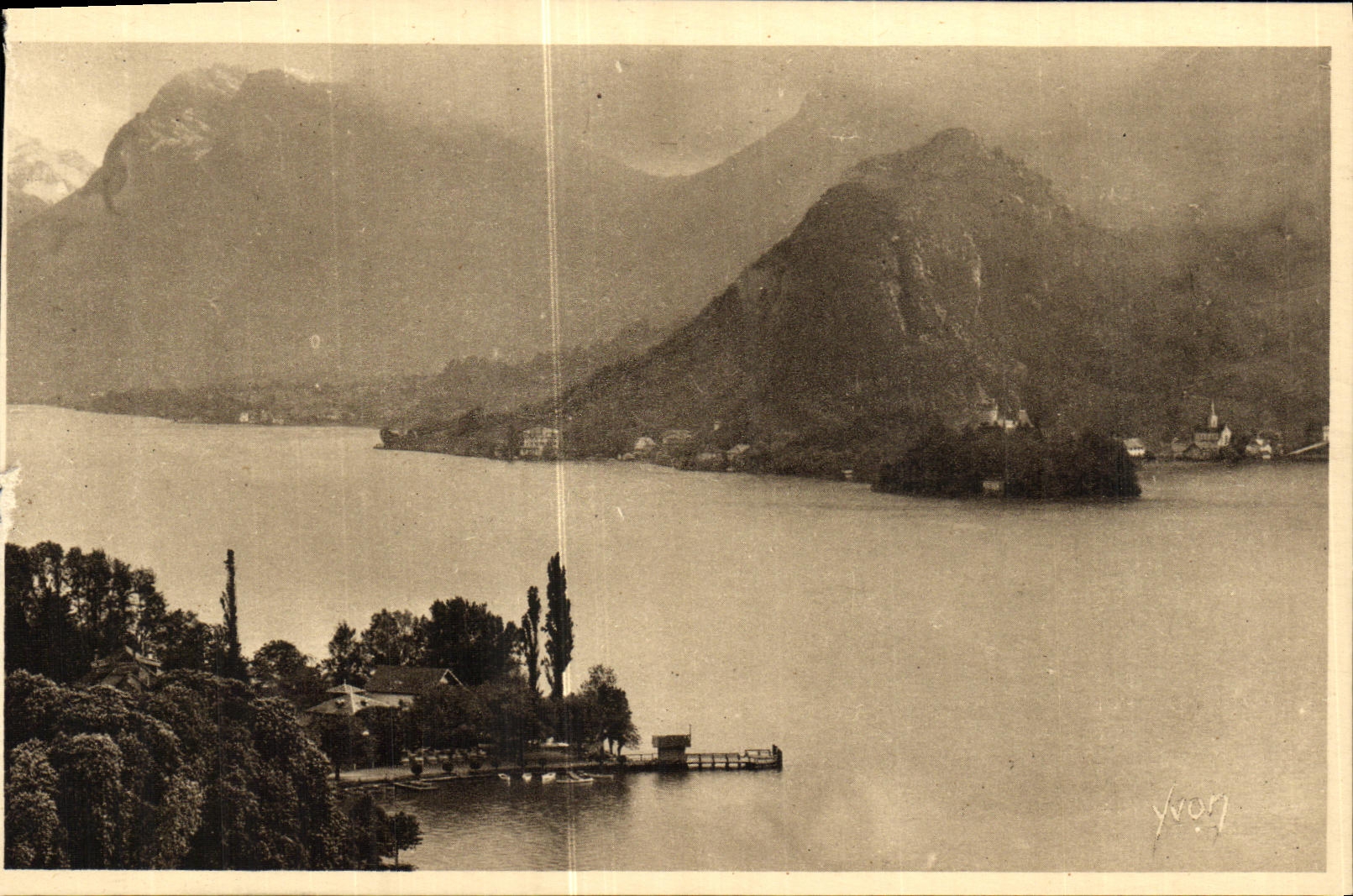 CPA Annecy et son Lac Le Roc de Chere et la presqu ile du chateau de Duingt