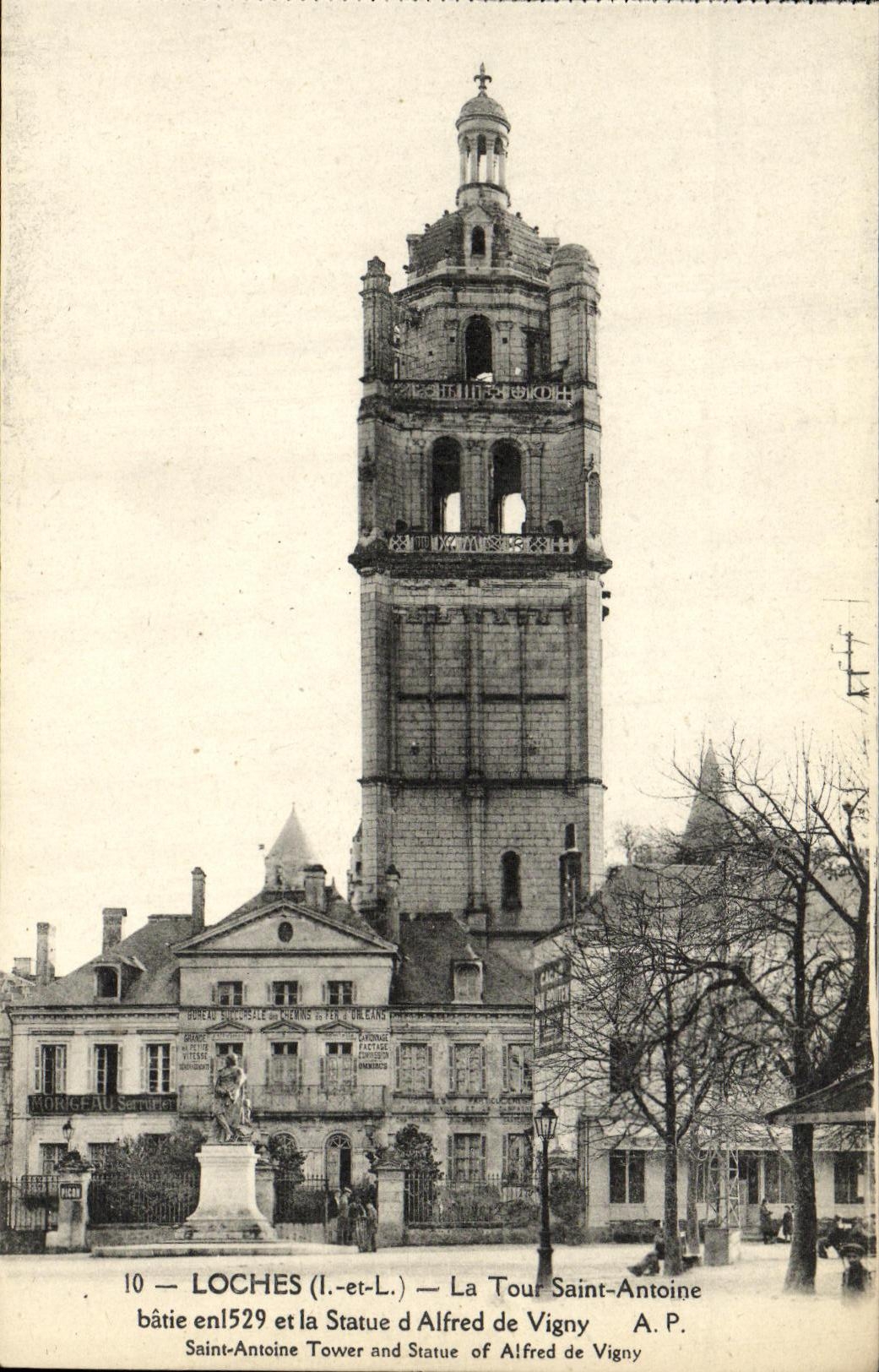CPA Loches La Tour Saint Antoine Batie en 1529 et la Statue d Alfred de Vigny 