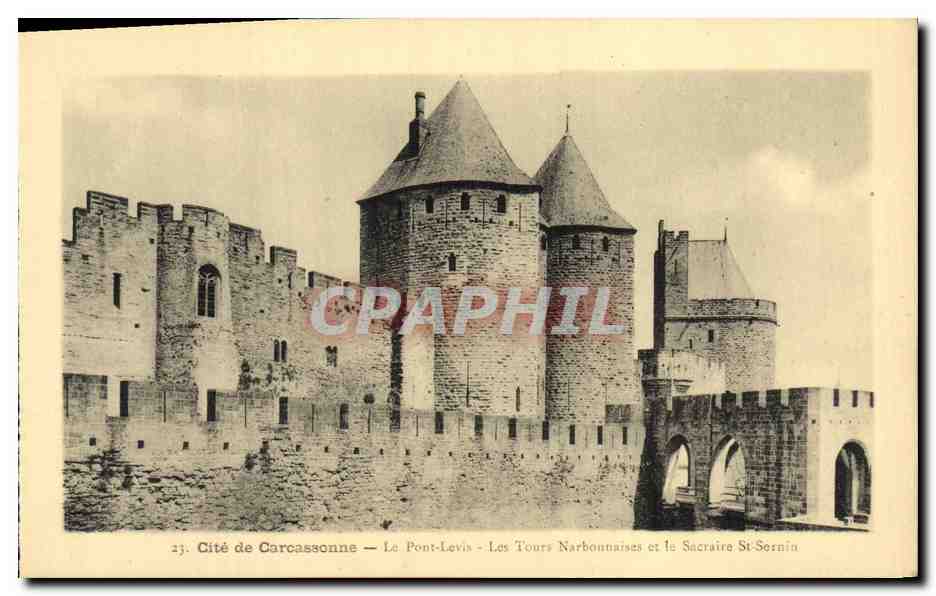 CPA Cite de Carcassonne Le Pont Levis Les Tours narbonnaises et le sacraire St Sernin
