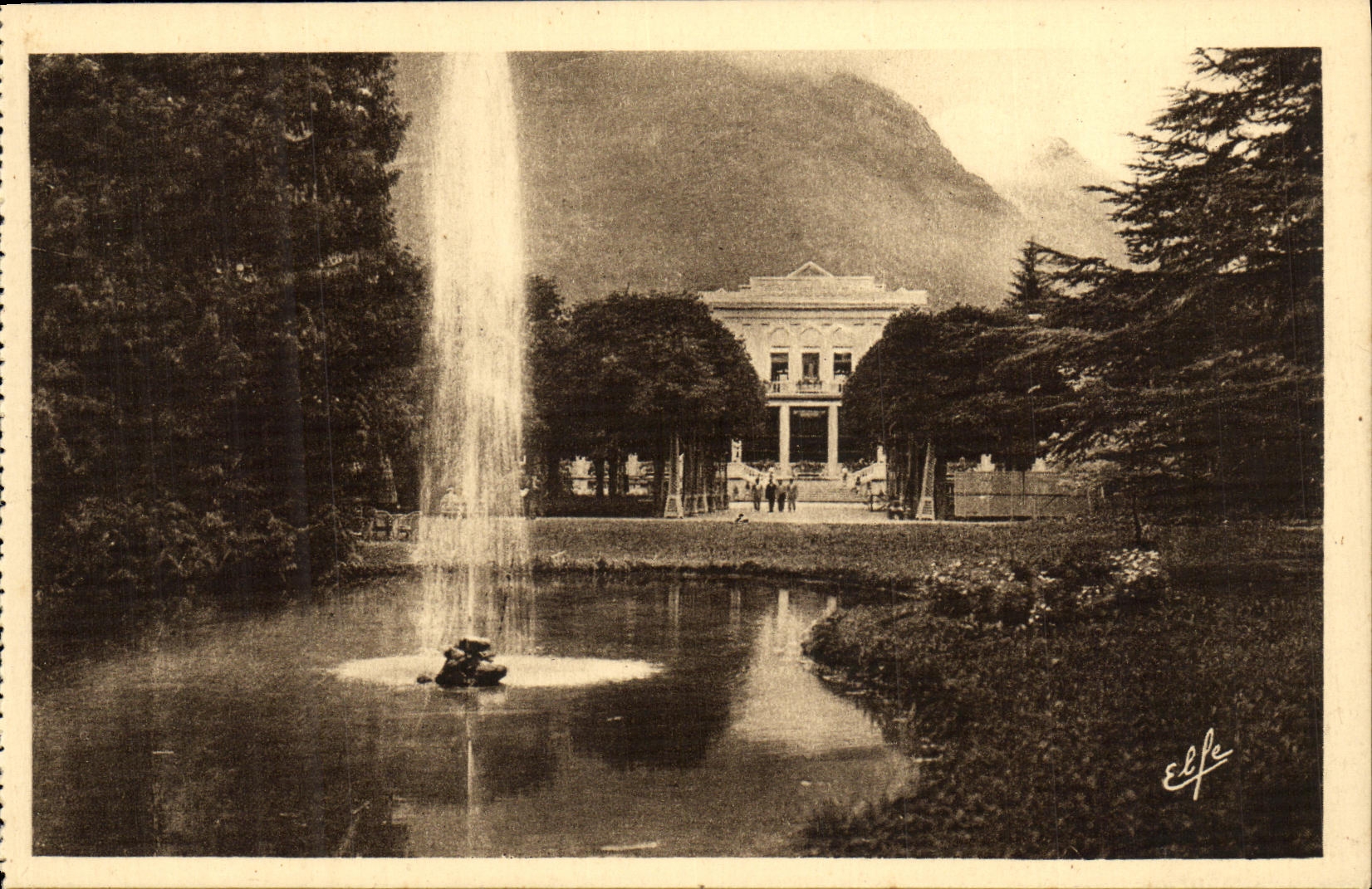 La Fontaine du parc et le casino — Pyrénées-Orientales — Héliogravure Labouche Toulouse