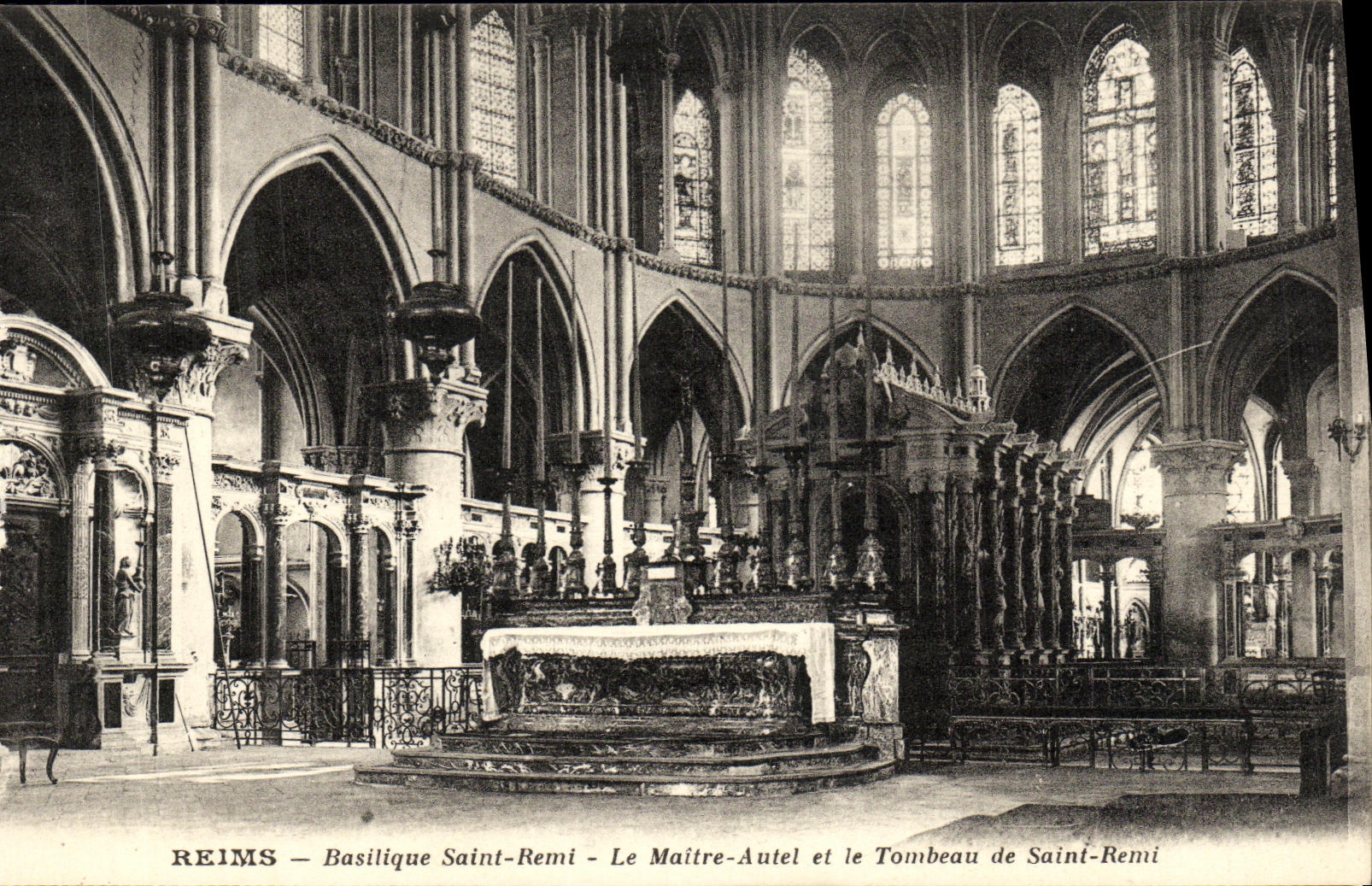 CPA Reims Basilique Saint Remi Le Maitre Autel et le Tombeau de Saint Remi