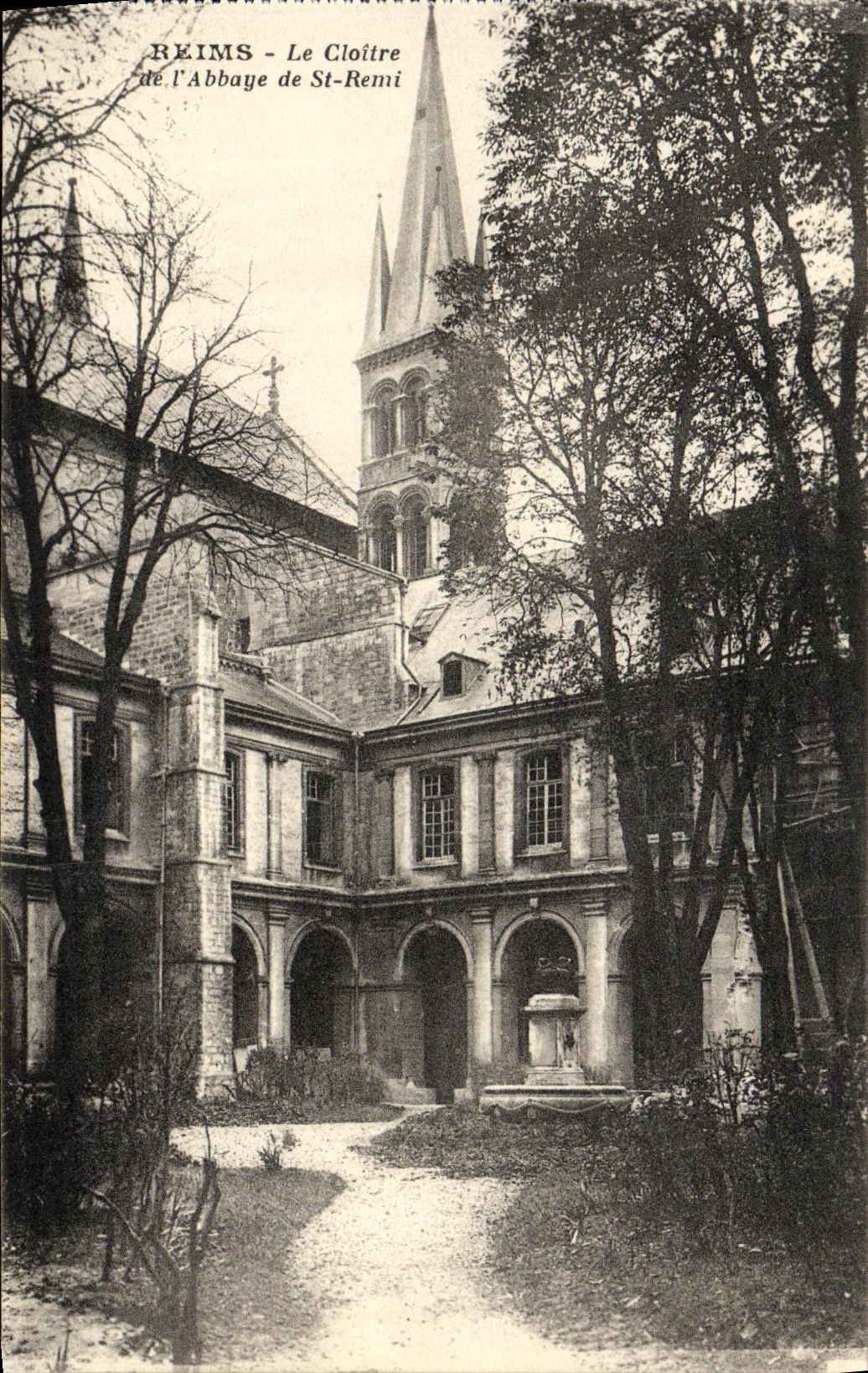 CPA Reims Le cloitre de l abbaye de St Remi