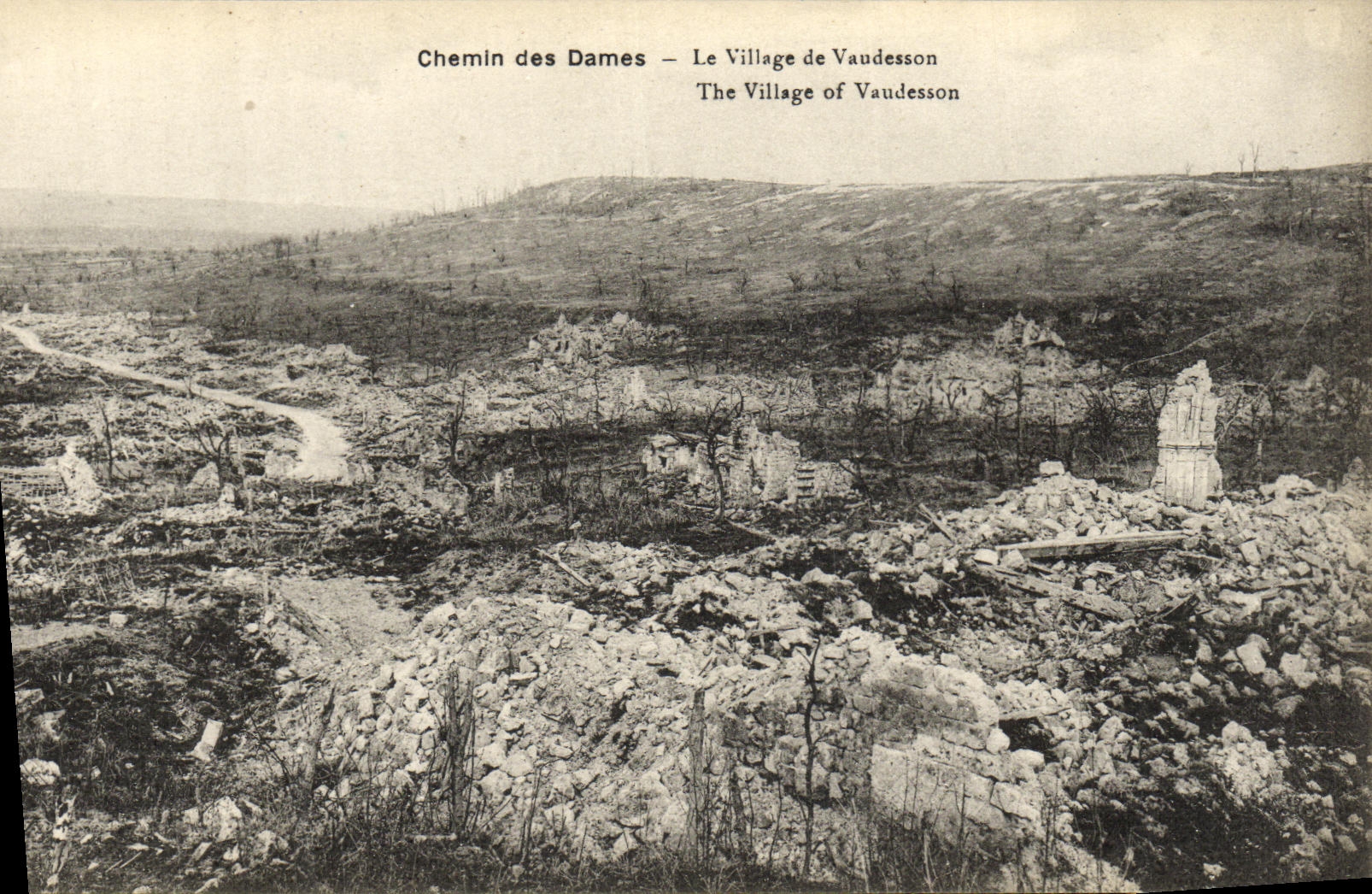 CPA Chemin des Dames Le Village de Vaudesson Militaria