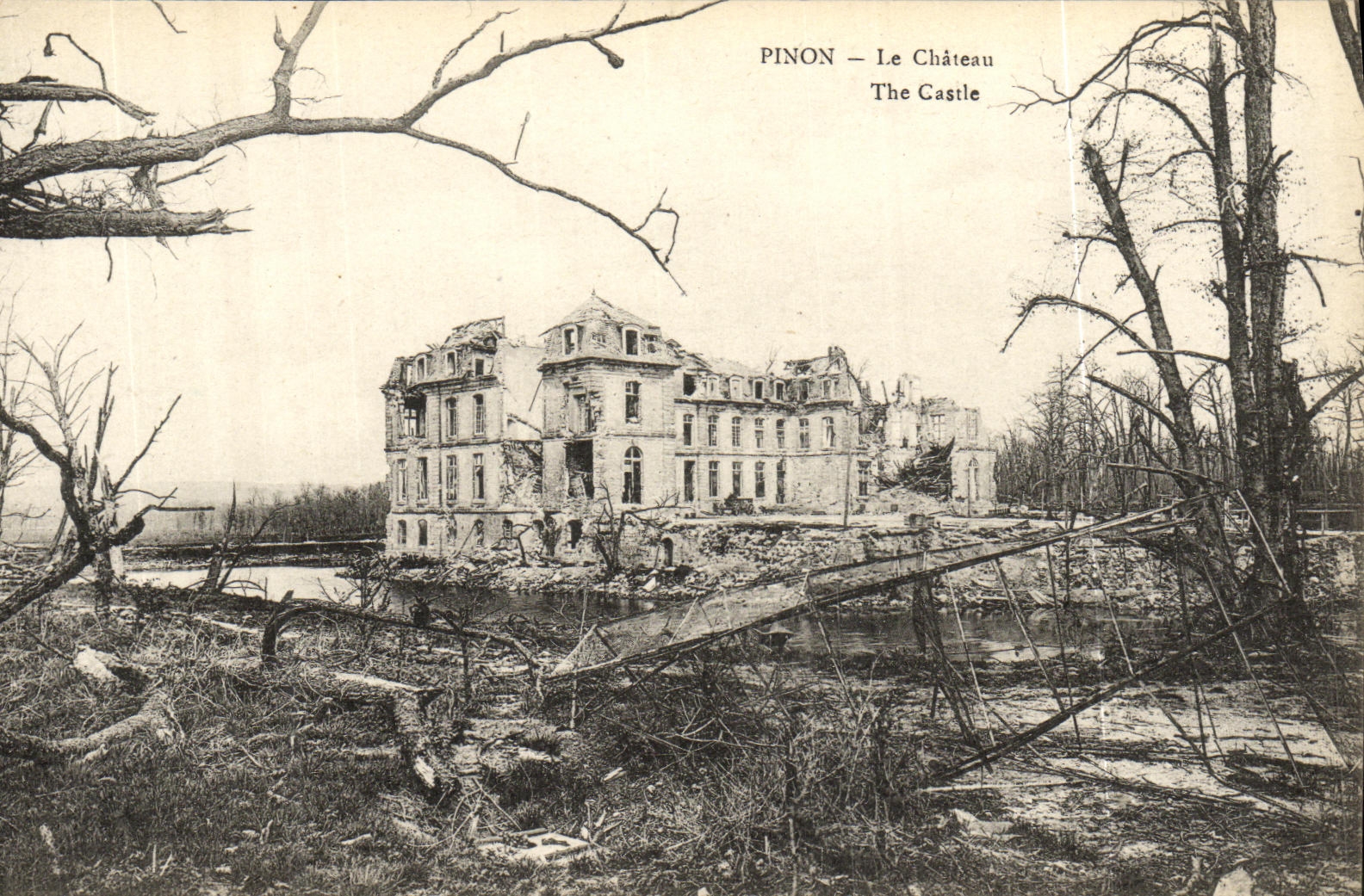 CPA Pinon Entree du Chateau Militaria