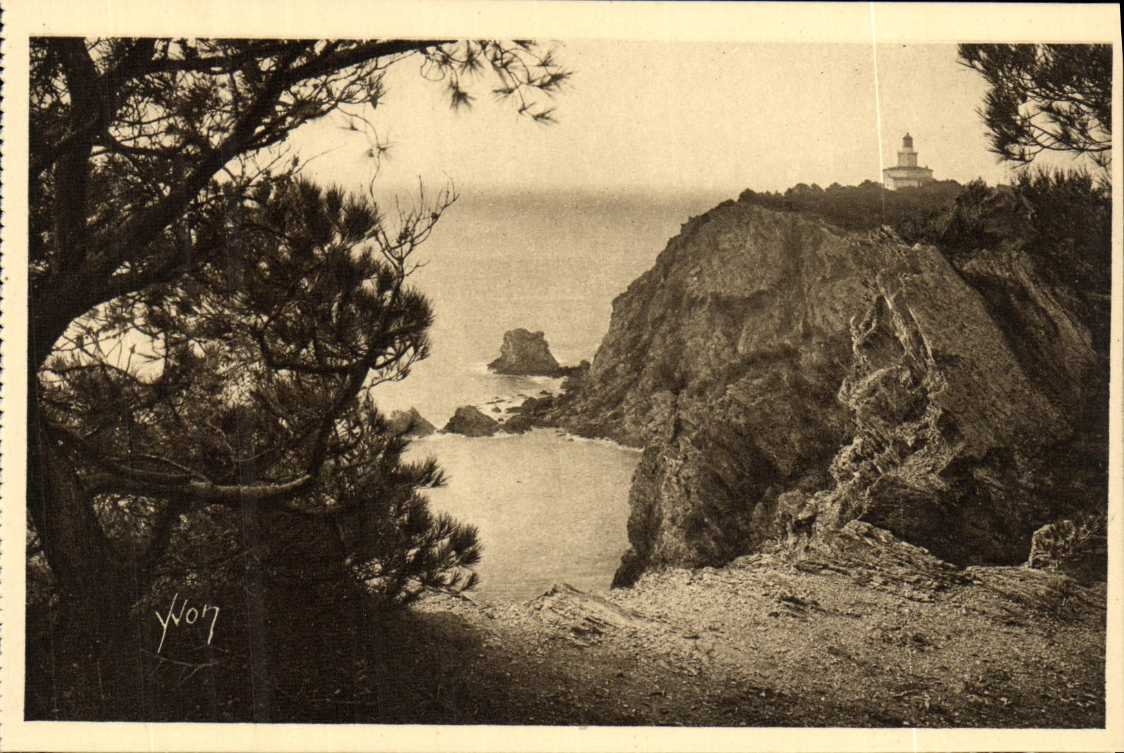 Les Îles d'Hyères (Var) — Le phare au sommet d'un escarpement de 83 m — Éditions d'Art YVCH, Paris