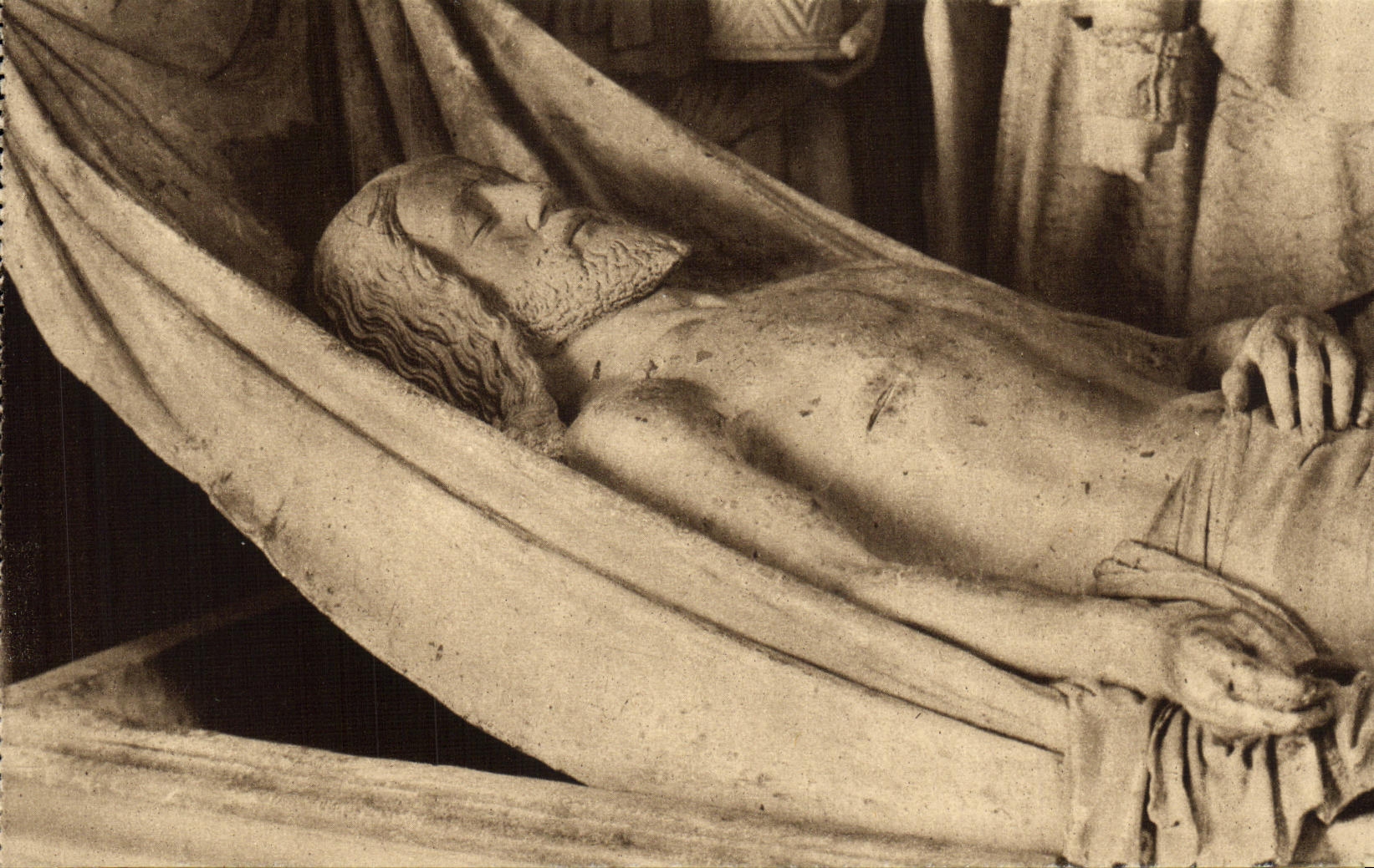 CPA Les Saints De Solesmes Le Christ au Tombeau