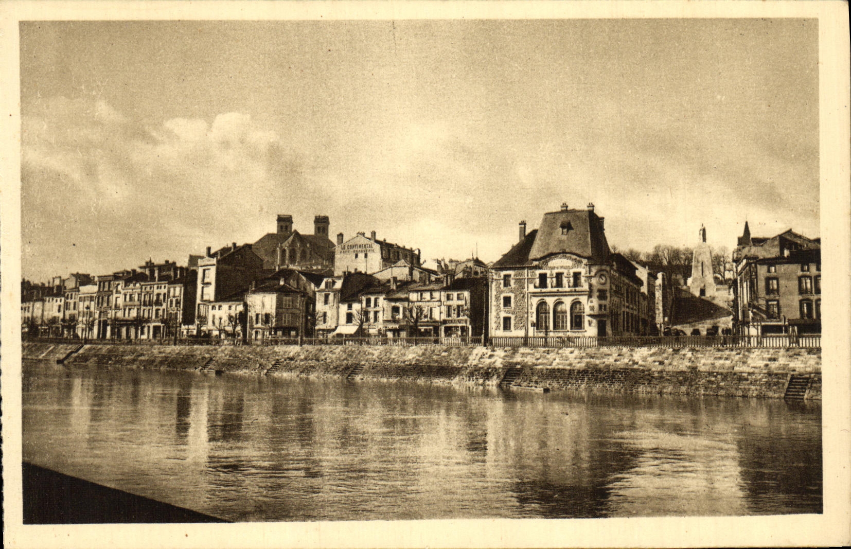 CPA Verdun Le Quai de Londres et la Meuse Militaria