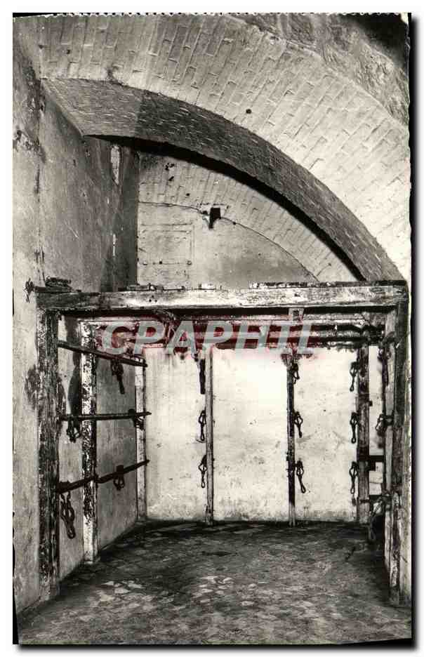 Cuarto del médico en el Fuerte de Vaux — Enfermería — soportes para camillas — Edición del Fuerte de Vaux