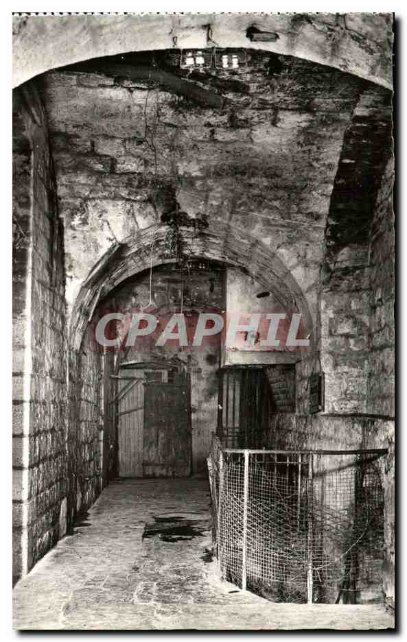 Fort de Vaux — Citerne et escalier conduisant au sous-sol — Édition du Fort de Vaux