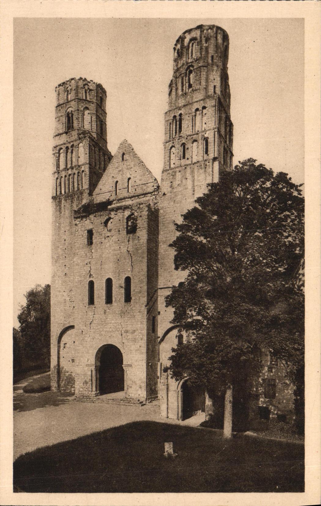 Ruïnes van de abdij van Jumièges — De twee torens van de kerk N.-D. — Lévy en Neurdein, Parijs