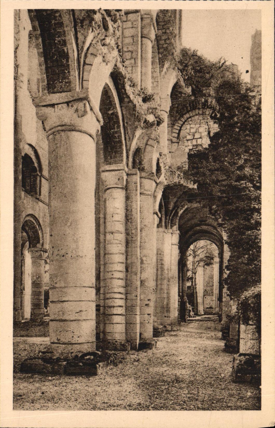 Ancienne Abbaye de Jumièges — Église Notre-Dame, bas-côté sud — Imp. Letelier, Paris