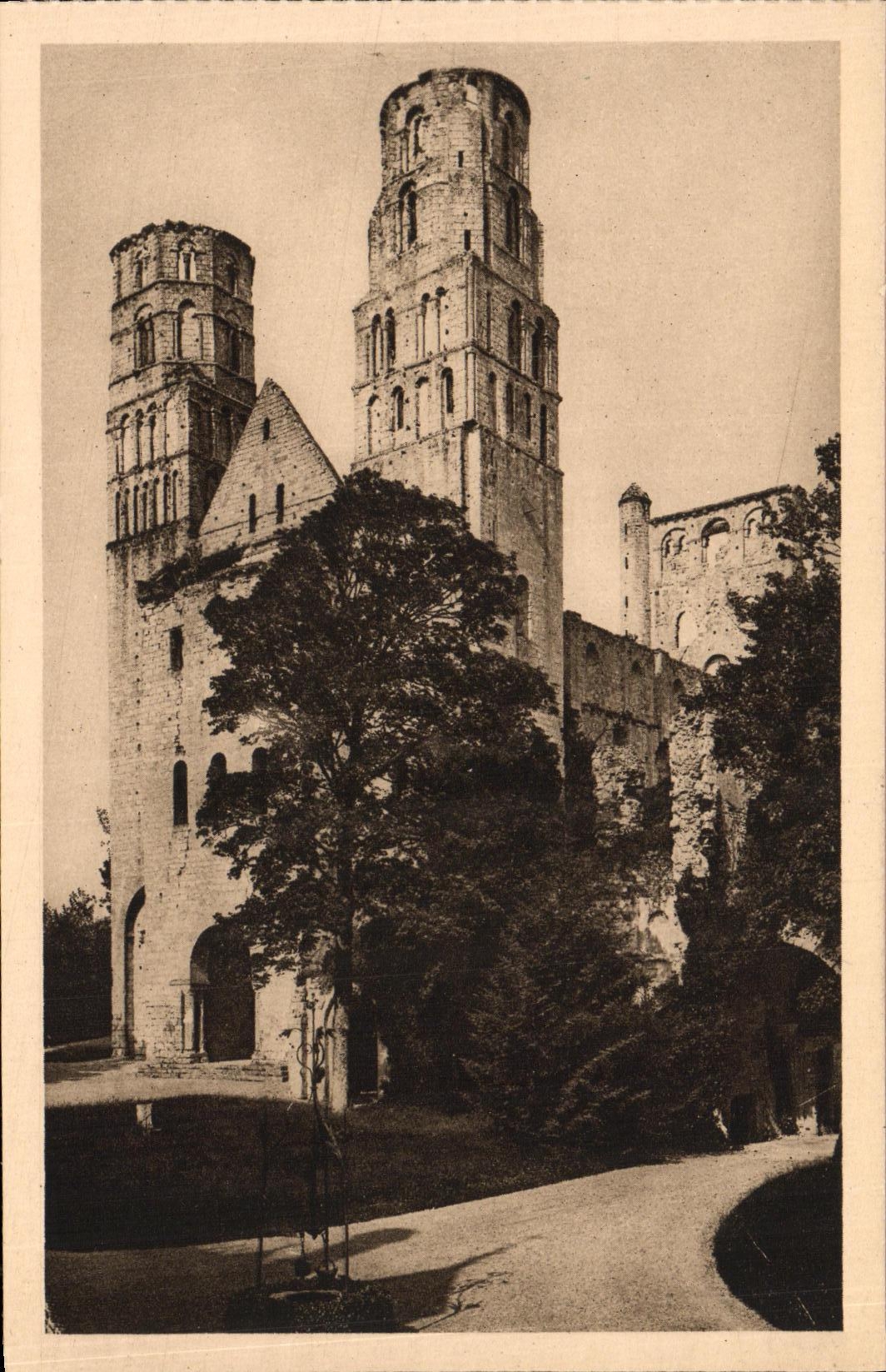 Les Deux Tours de l'Église Notre-Dame — Abbaye de Jumièges — Éditeur : Lévy & Neufeldin, Paris