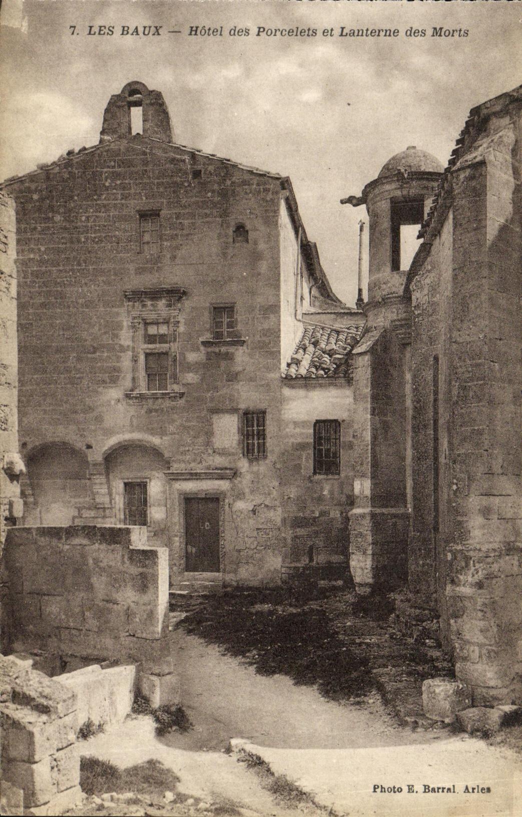 CPA Les Baux Hotel des Porcelets et Lanterne des Morts