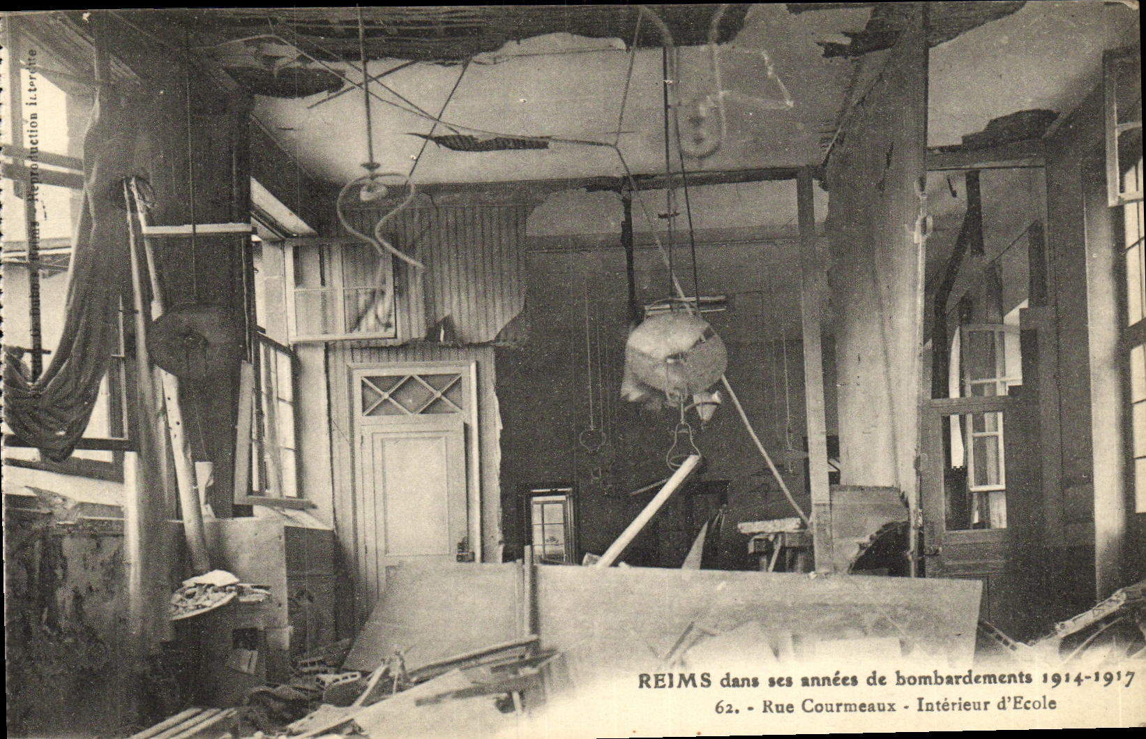 CPA Reims Dans ses annees de Bombardement Militaria Rue Courmeaux Interieur d ecole militaria