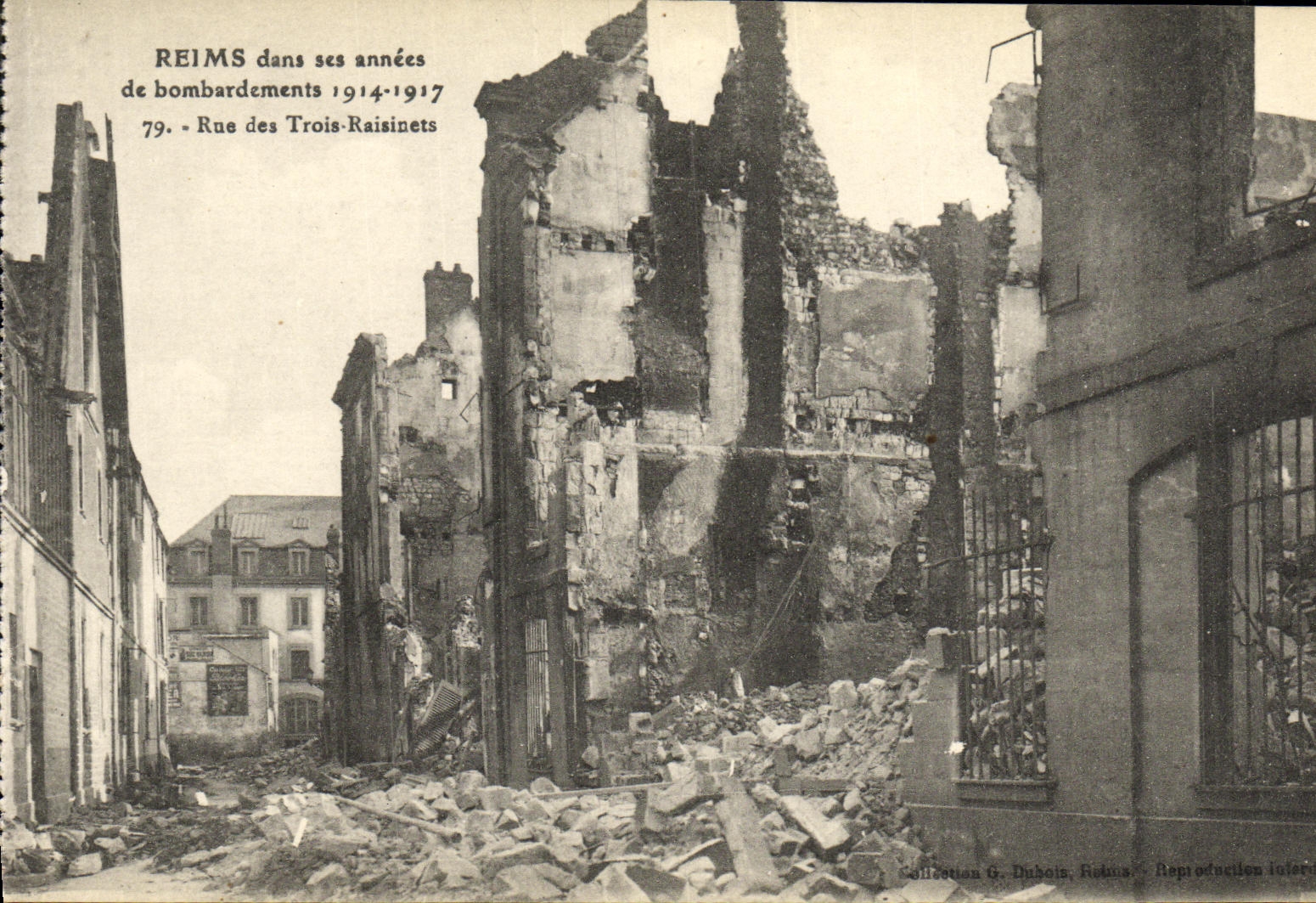 CPA Reims Dans ses annees de Bombardement Rue des Trrois Raisinets
