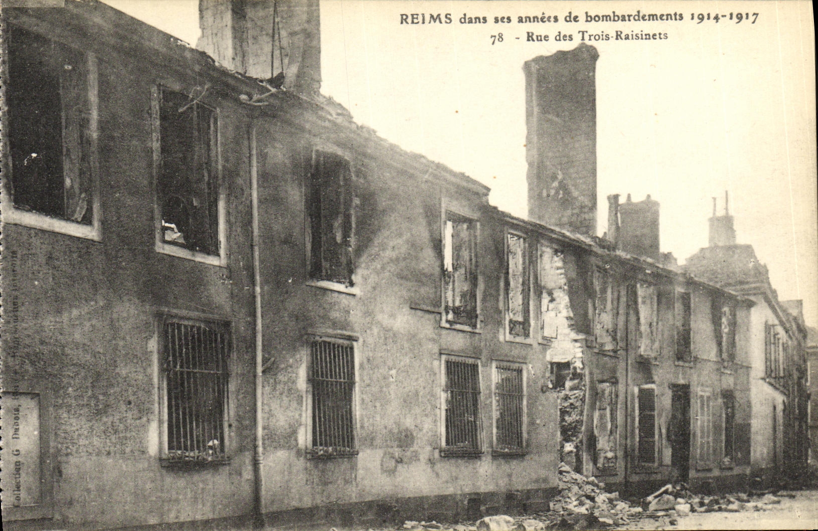 CPA Reims Dans ses annees de Bombardements Rue des Trois Raisinets Militaria
