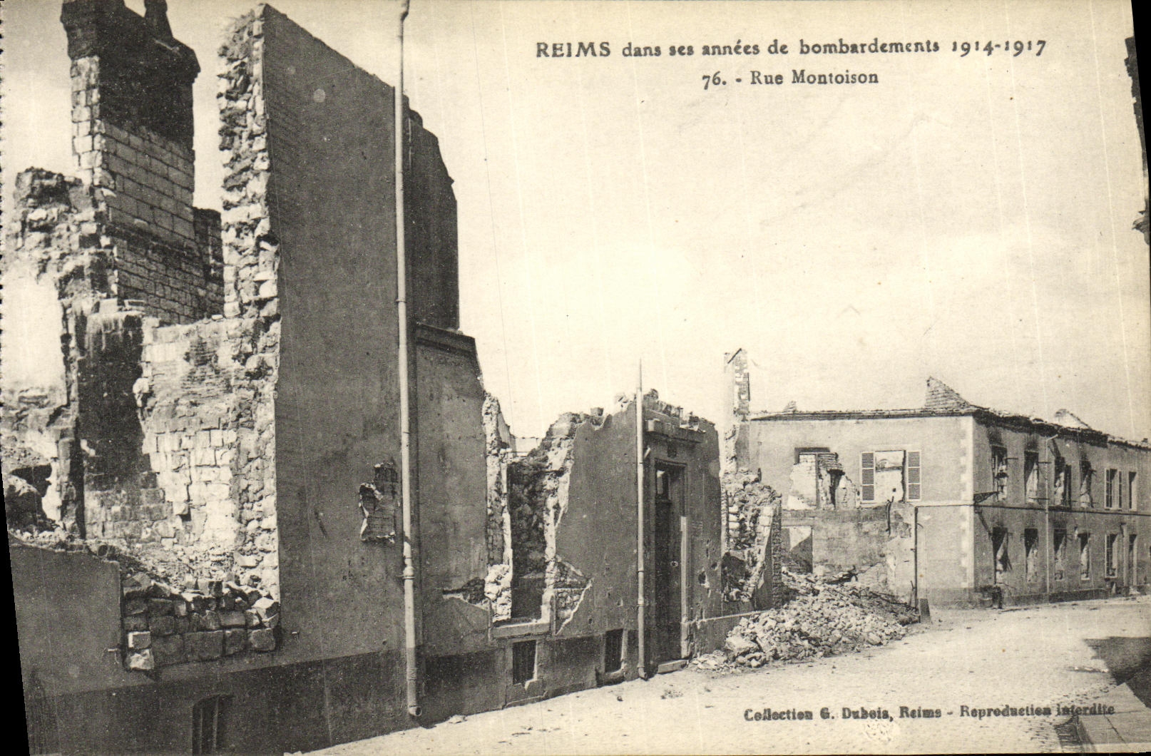 CPA Reims Dans ses annees de Bombardements Rue Montoison Militaria 