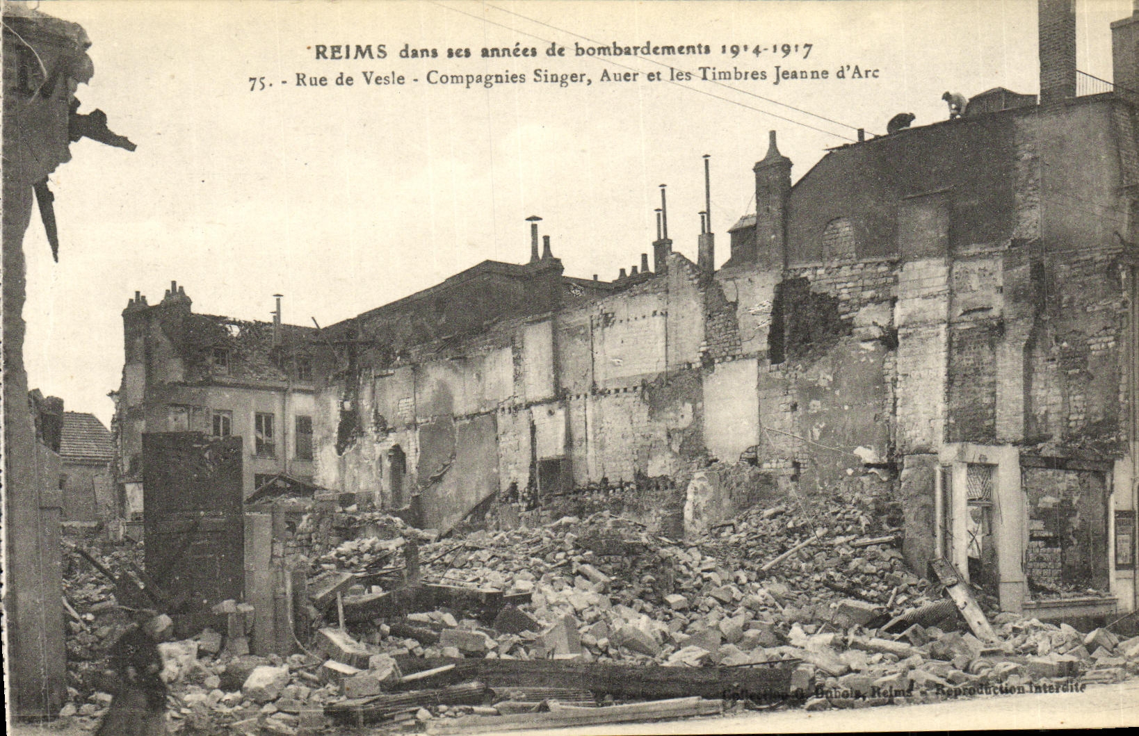 CPA Reims Dans ses annees de Bombardements Rue de Vesle Compagnies Singer Auer et les timbres Jeanne d arc