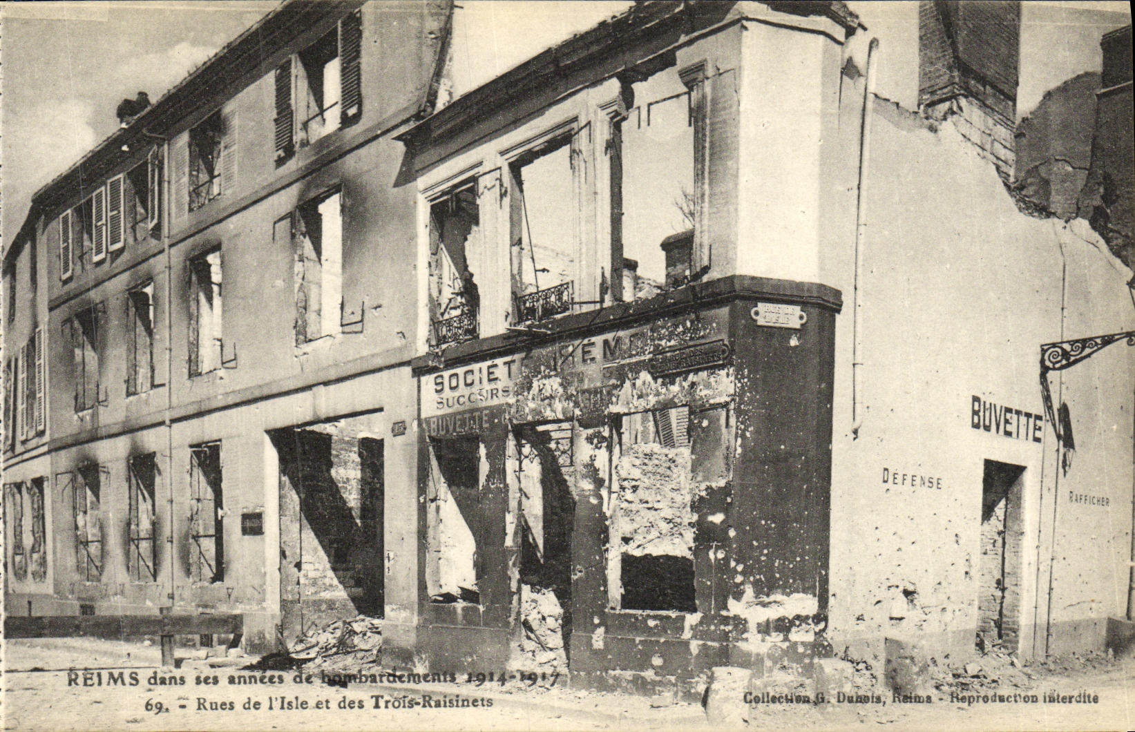 CPA Reims Dans ses annees de Bombardement Rues de l Isle et des TRois Raisinets Militaria