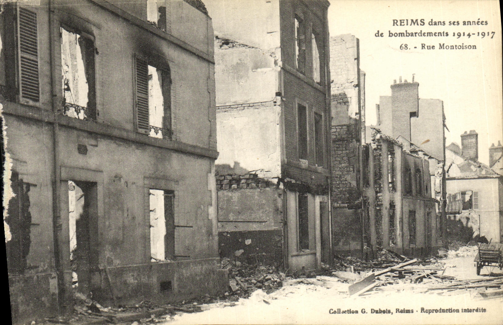 CPA Reims Dans ses annees de Bombardement Rue Montoison Militaria