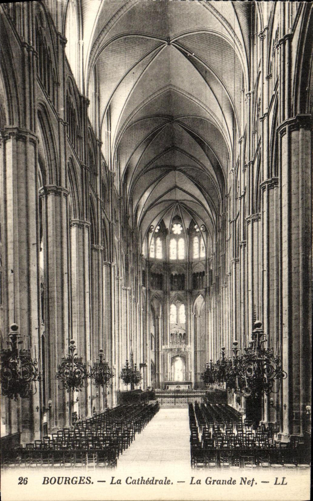 CPA Bourges la Cathedrale La Grande nef