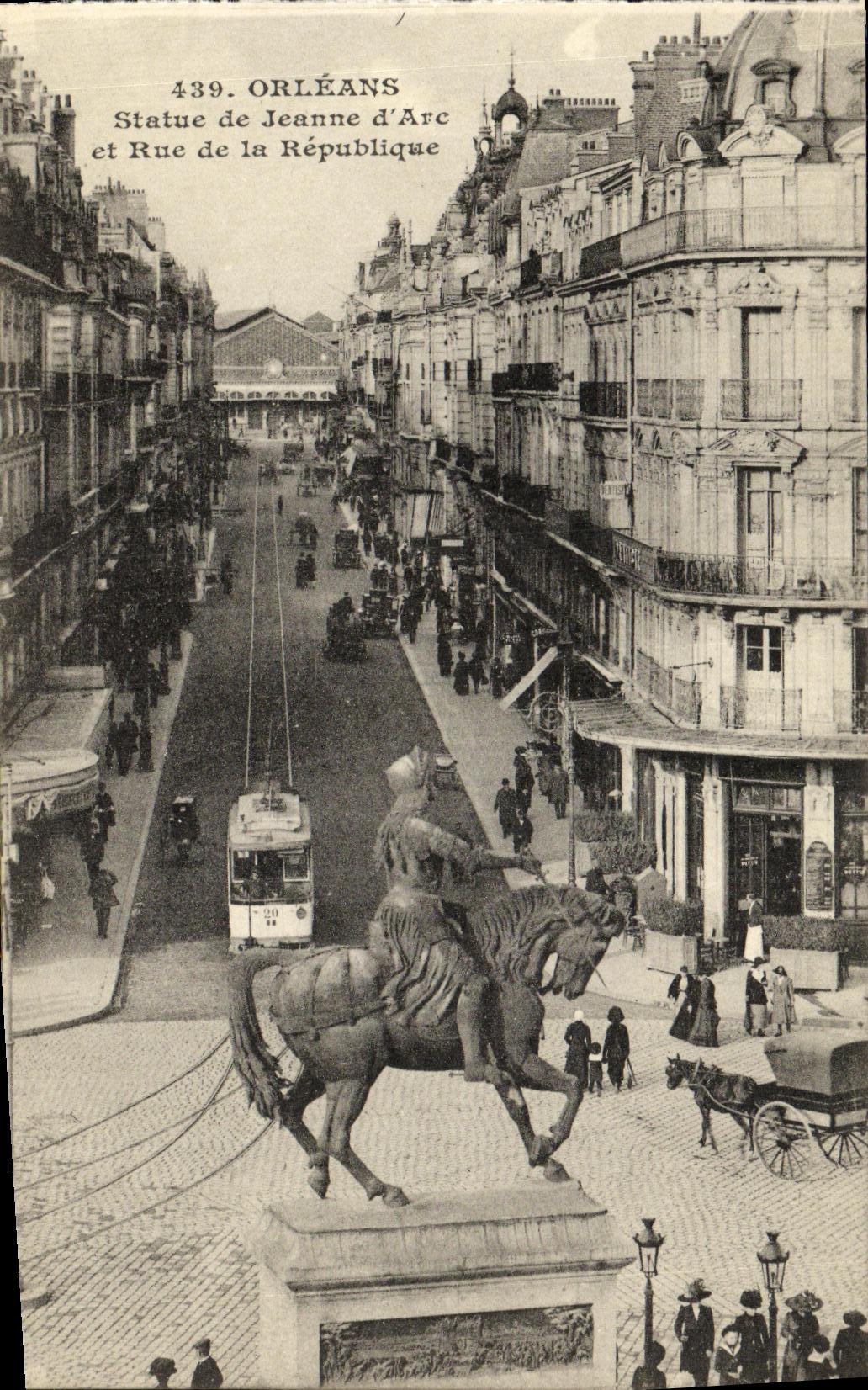 CPA Orleans Statue de Jeanne d Arc et Rue de la Republique