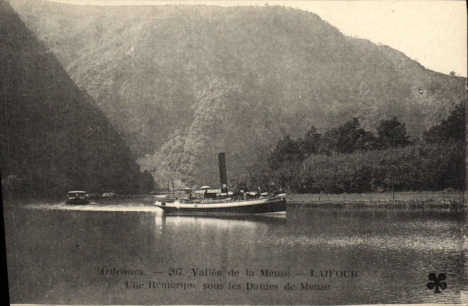 CPA Laifour Vallee de la Meuse Laifour Une remorque sous les dames de Meuse Bateau