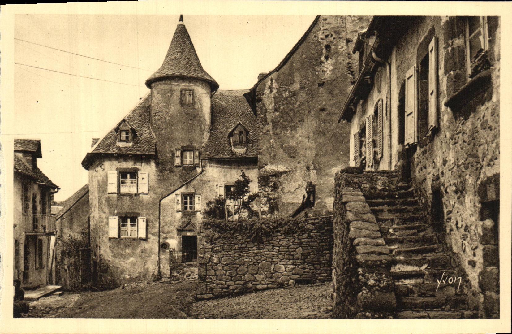 CPA La Tolede Auvergnate Salers Rue de la Martille Vieilles Maisons
