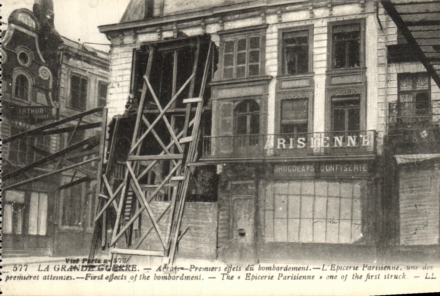 CPA La Grande Guerre Arras Premiers effets du Bombardement Epicerie parisienne Militaria 