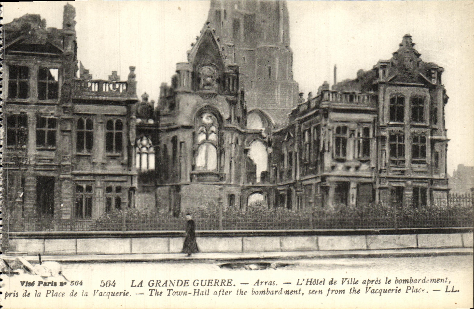 Arras — L'Hôtel de Ville après le bombardement — vu de la Place de la Vacquerie — Visé Paris n° 564