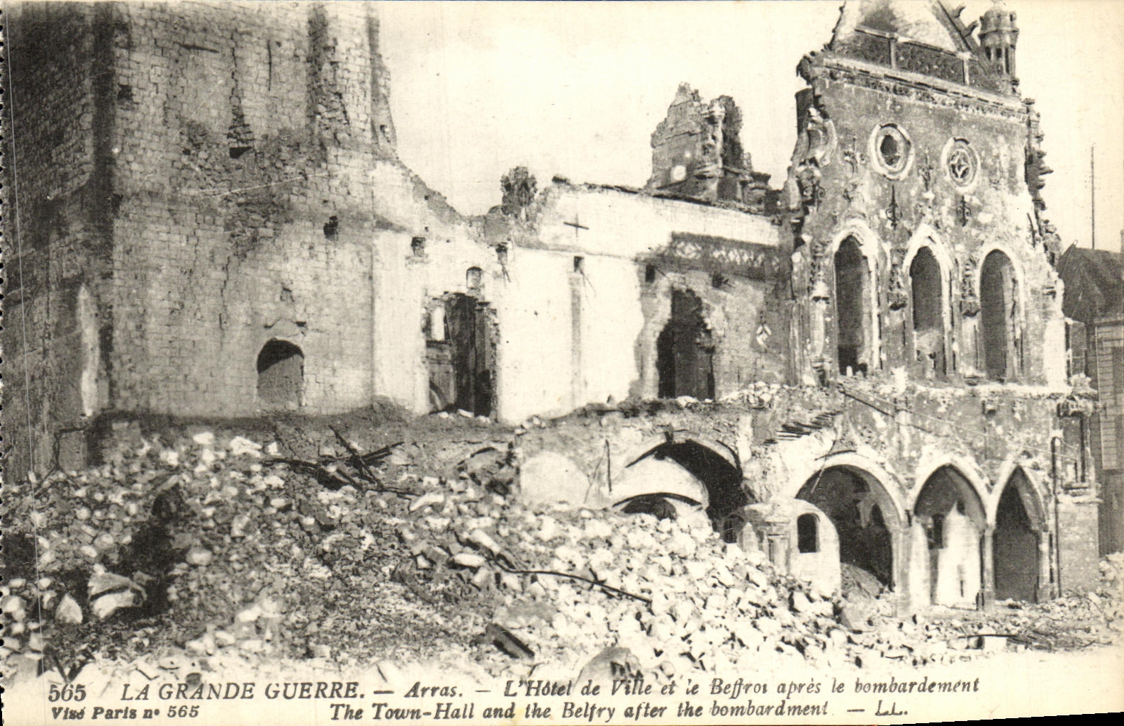 Arras — L'Hôtel de Ville et le Beffroi après le bombardement — Visé Paris n° 565