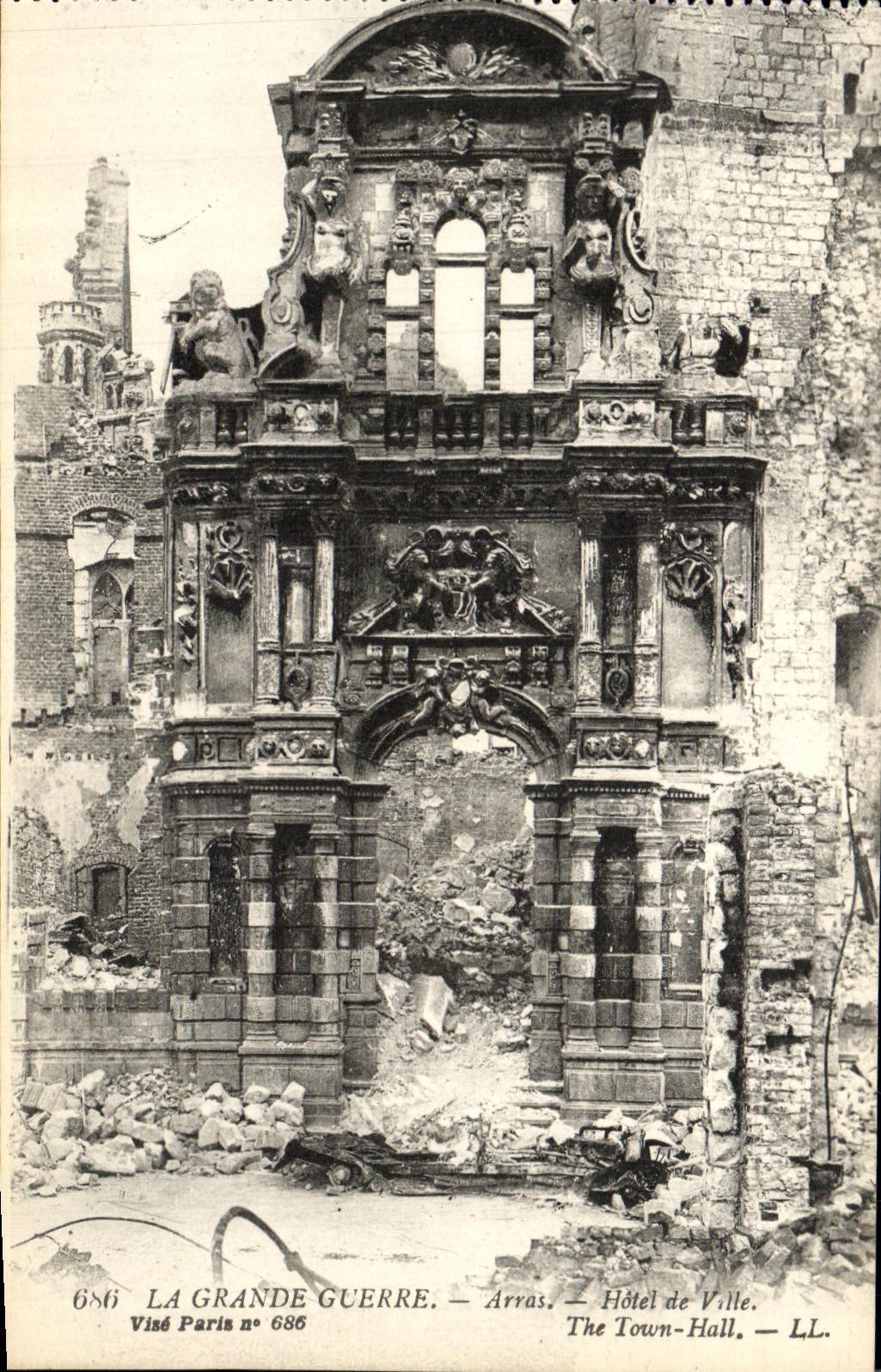 CPA La Grande Guerre Arras L Hotel de Ville Militaria