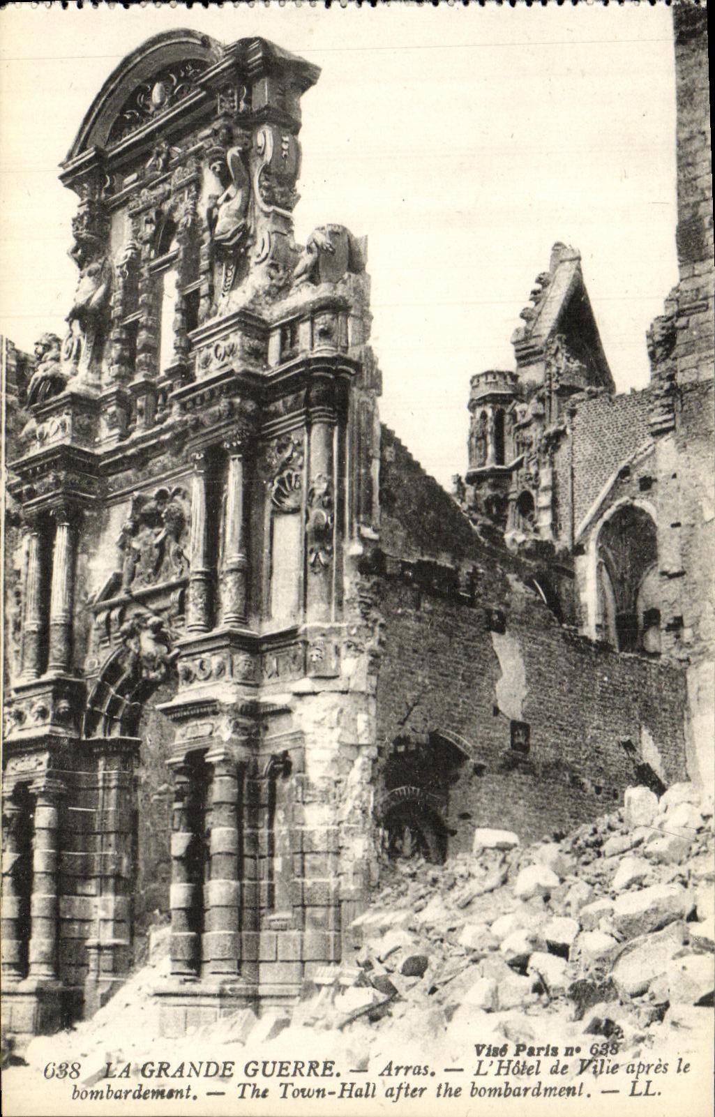CPA La Grande Guerre Arras L Hotel de Ville apres le bombardement Militaria