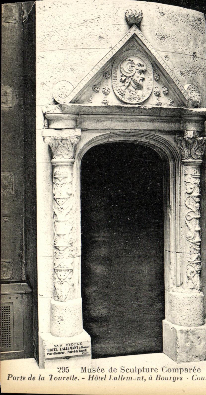CPA Musee de Sculpture Comparee Portel de la Tourelle Bourges