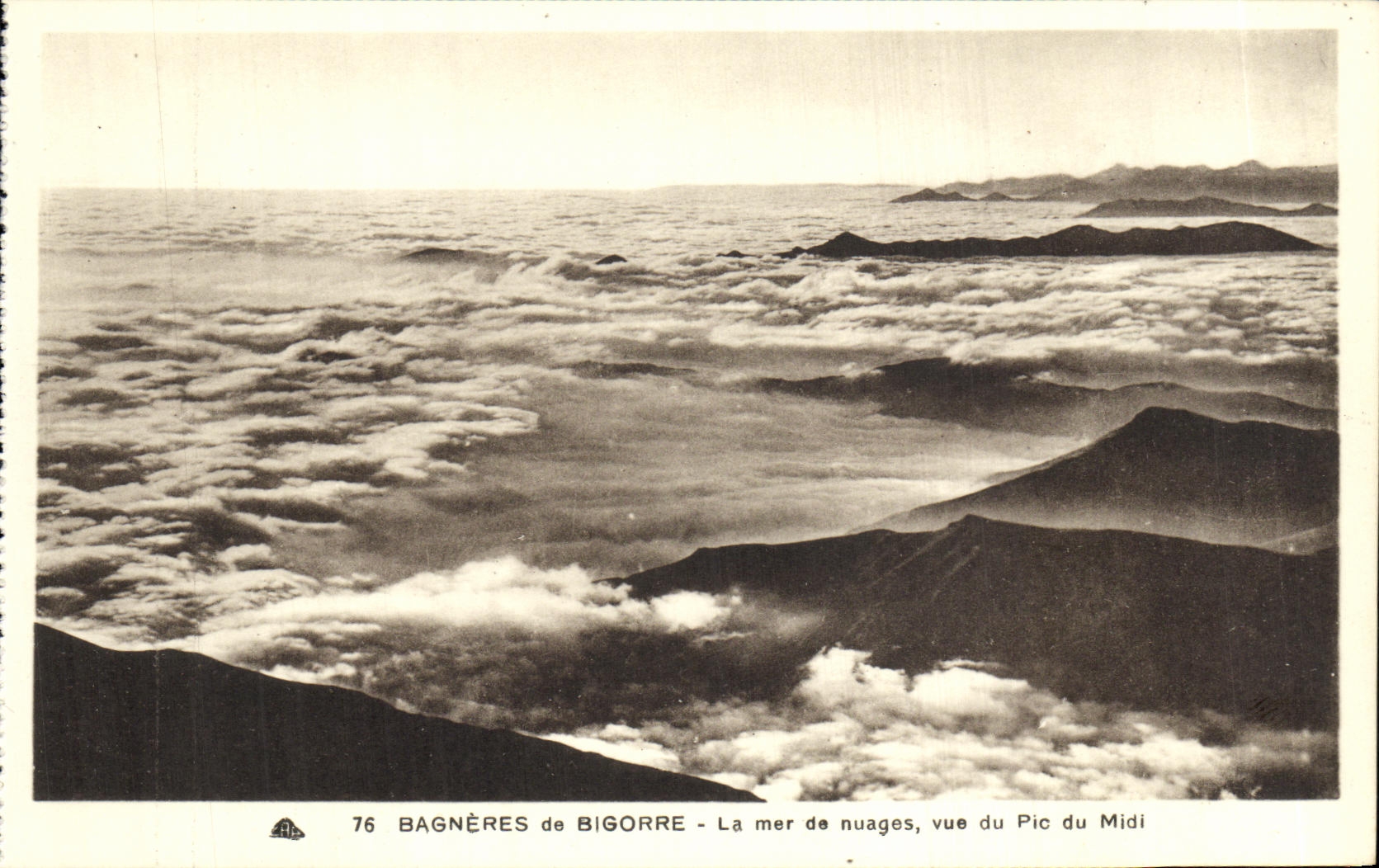 Bagnères-de-Bigorre — La mer de nuages, vue du Pic du Midi — série 76