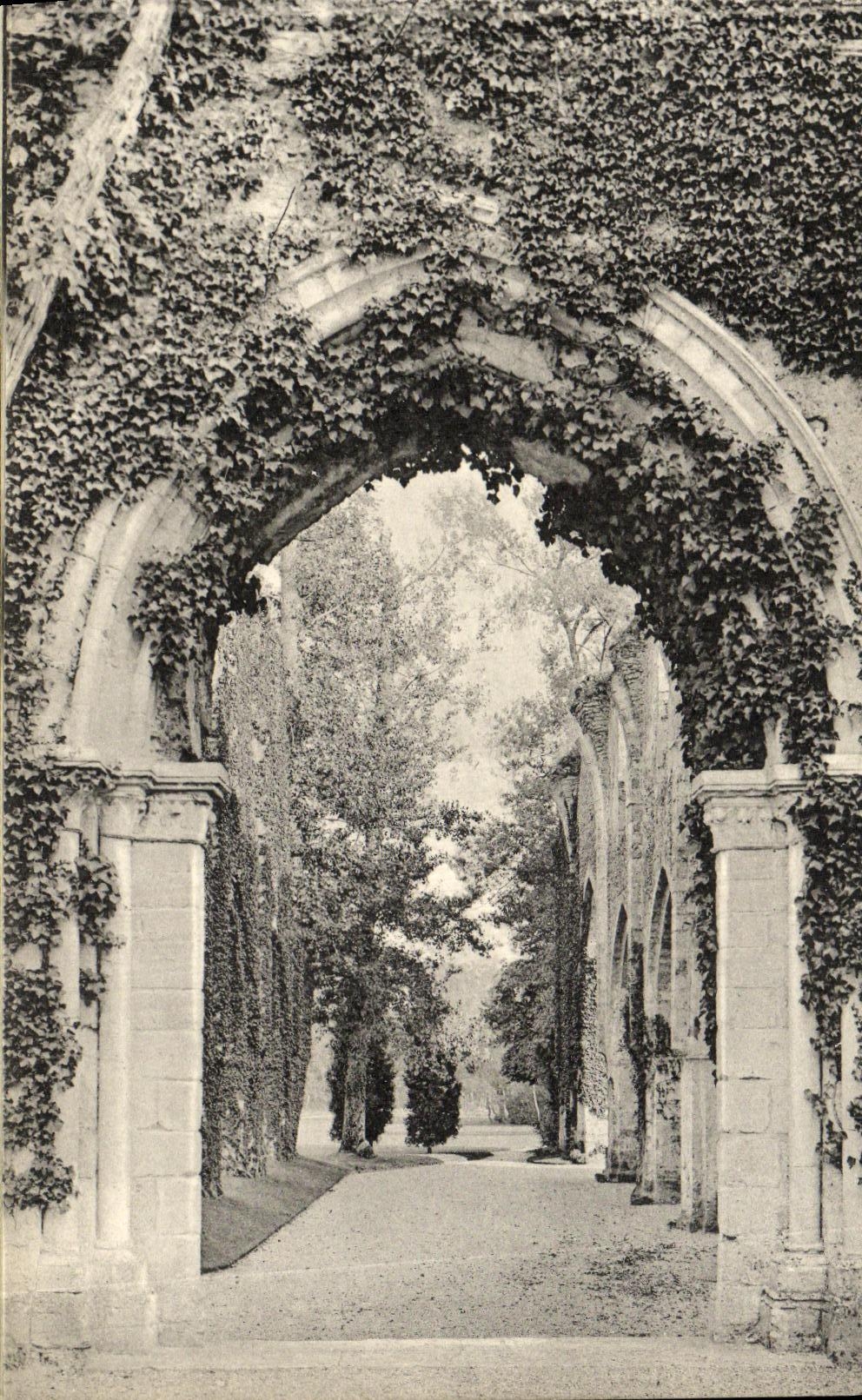 CPA Abbaye Des Vaulx De Cernay Entree de l eglise ruines