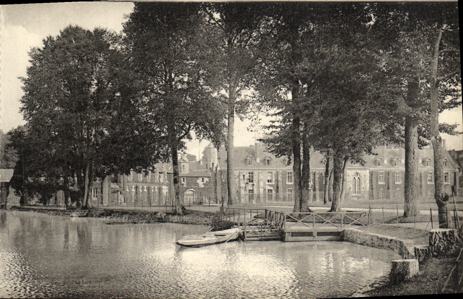 CPA Abbaye Des Vaulx De Cernay Le Chateau et un Coin de l etang