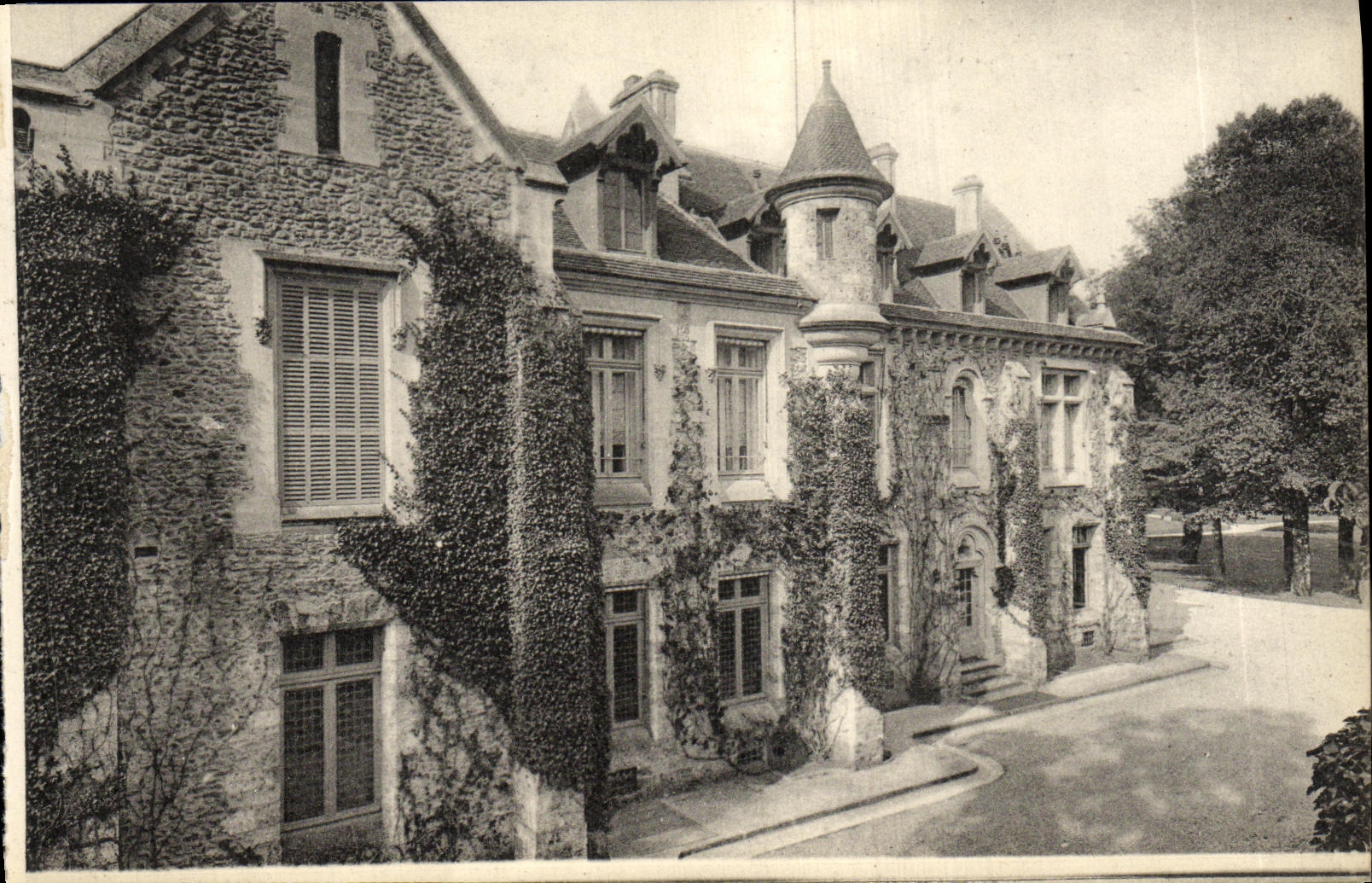 CPA Abbaye Des Vaulx De Cernay du Chateau Vu du Cote du promenoir