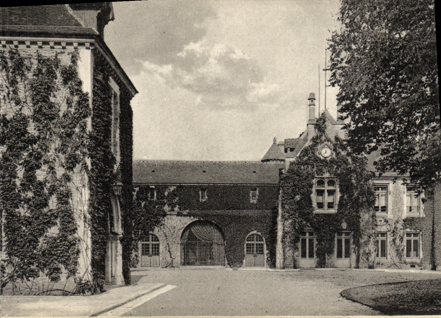 CPA Abbaye Des Vaulx De Cernay Cour d Honneur du Chateau