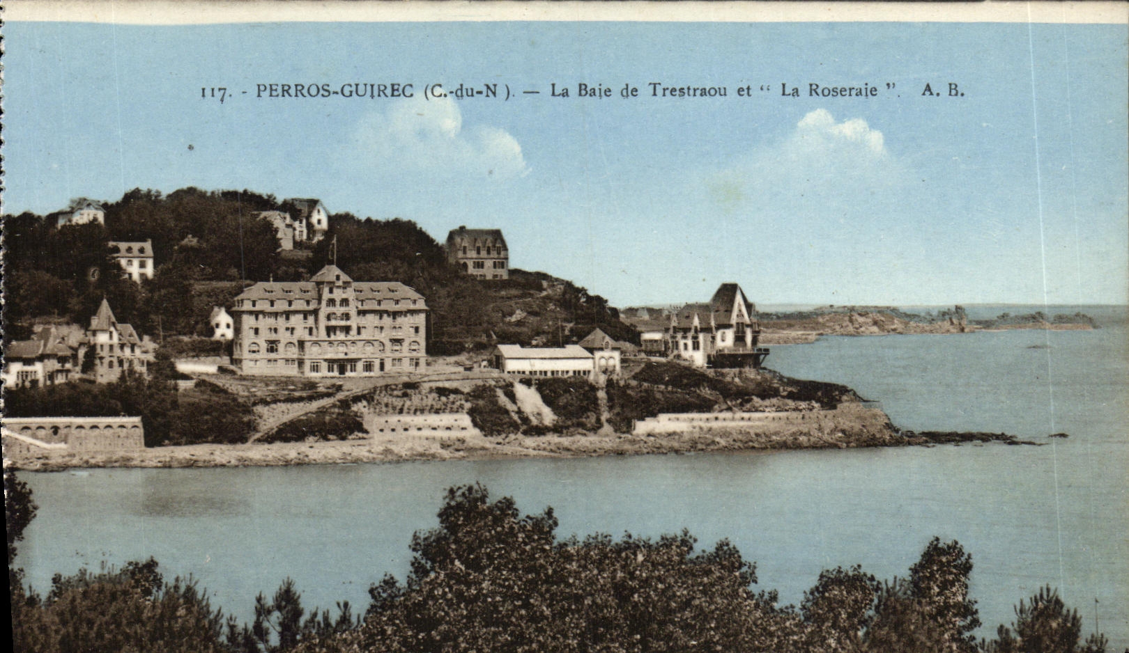 Perros-Guirec (C.-du-N.) — La Baie de Trestraou et "La Roseraie" — A. B.