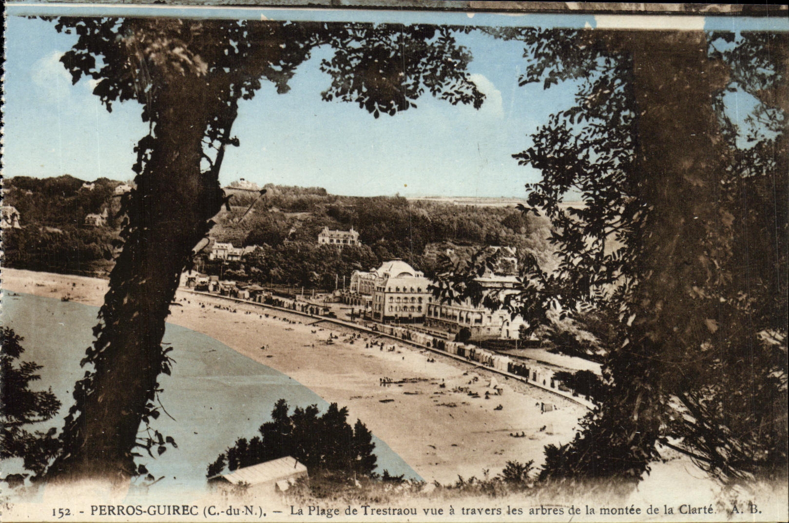 Perros-Guirec (C.-du-N.) — La Plage de Trestraou vue à travers les arbres de la montée de la Clarté — A. B.