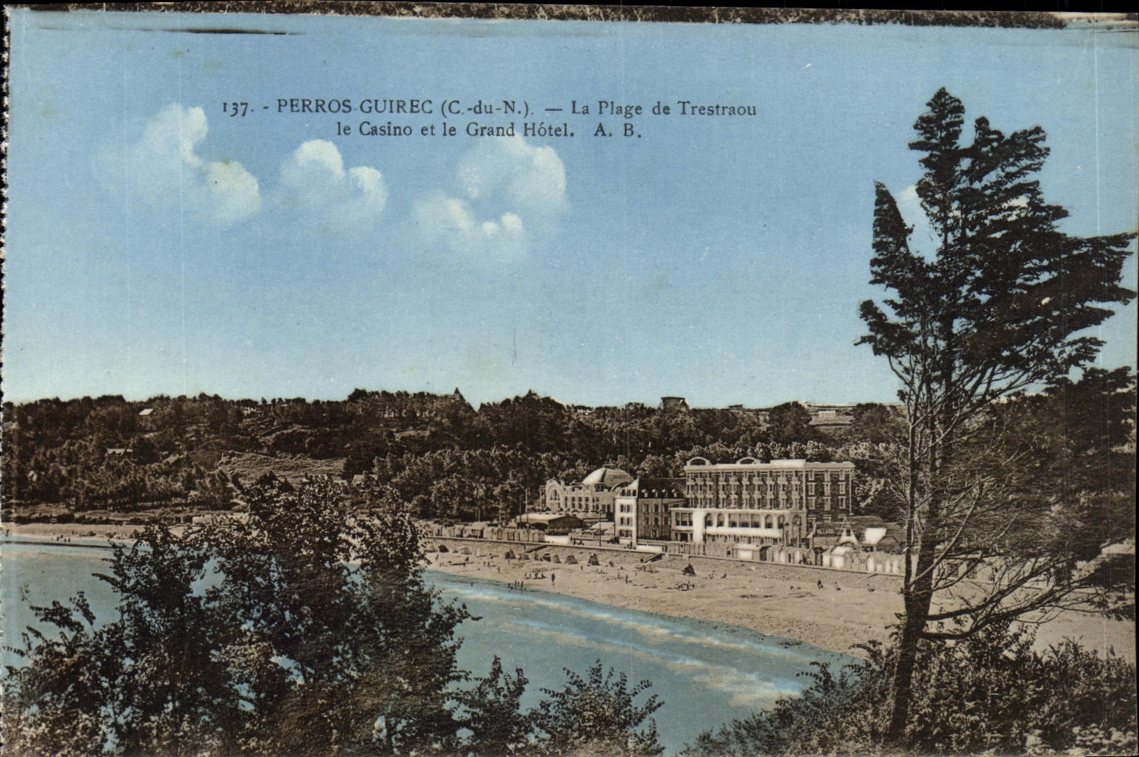 Perros-Guirec (C.-du-N.) — La Plage de Trestraou — Le Casino et le Grand Hôtel. A. B. — N° 137
