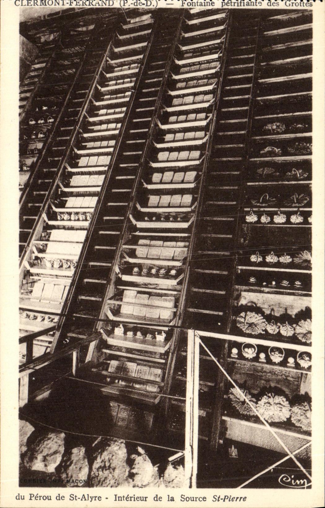 CPA Clermoont Ferrand Fontaine Petrifiante des Grottes du Perou Interieur de la source St Pierre