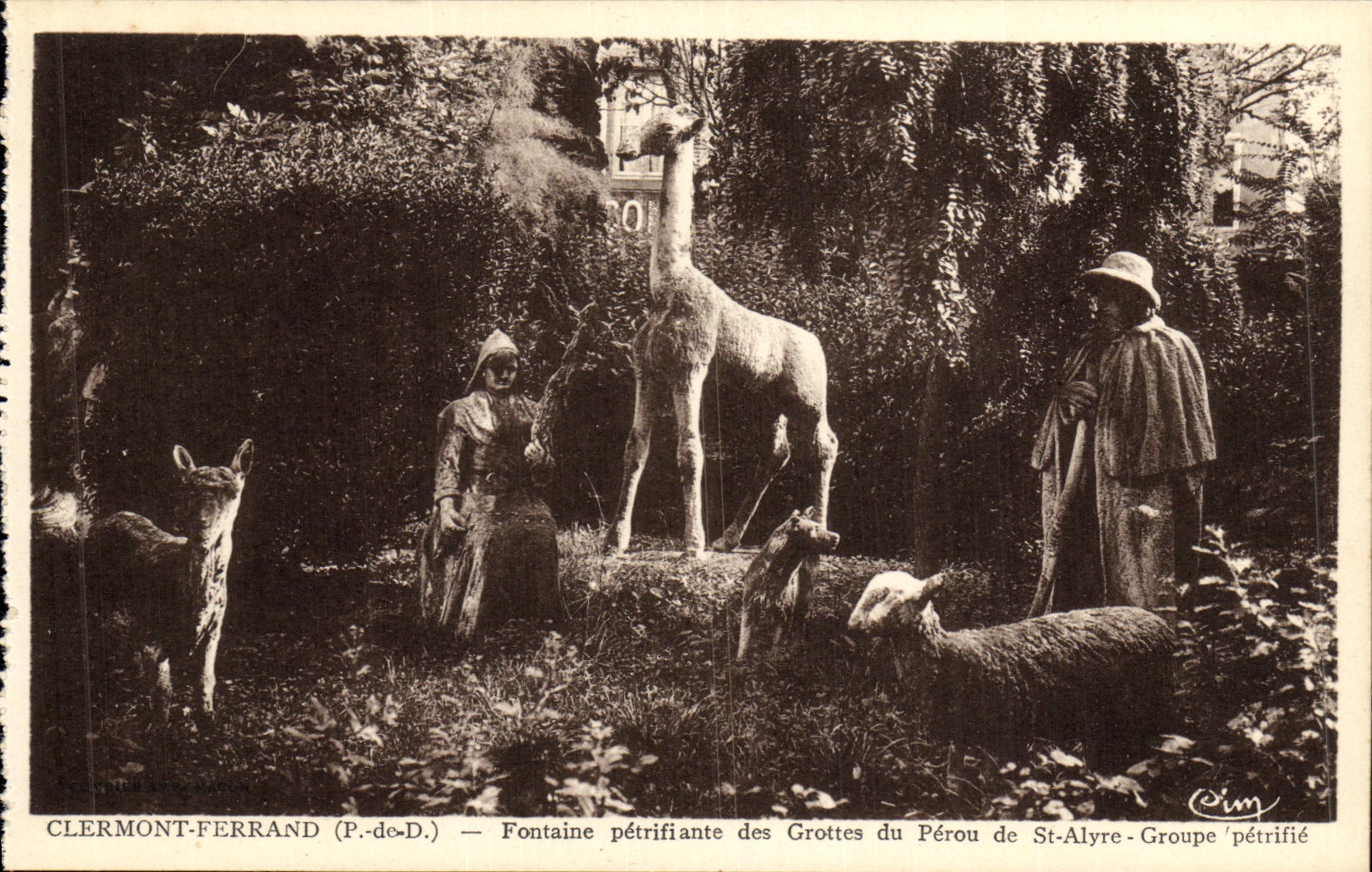Clermont-Ferrand (P.-de-D.) — Fontaine pétrifiante des Grottes du Pérou de St-Alyre - Groupe pétrifié