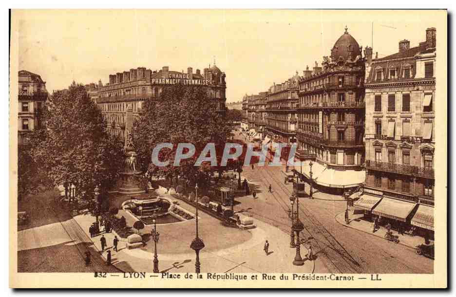 CPA Lyon Place de la Republique et Rue du President Carnot