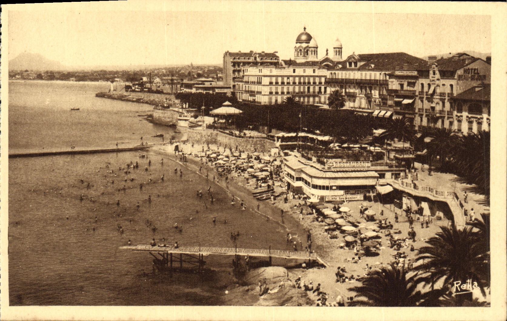 Saint-Raphaël — Vue générale sur la plage et le boulevard Félix-Martin — éditeur Rella, n° 749